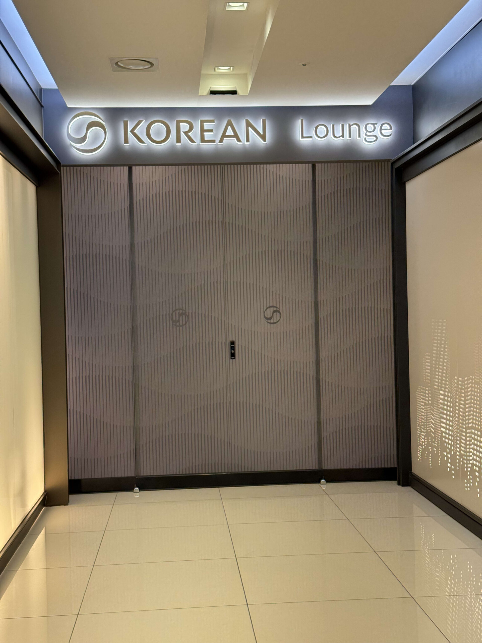 金浦空港にあるKOREAN Loungeの入り口