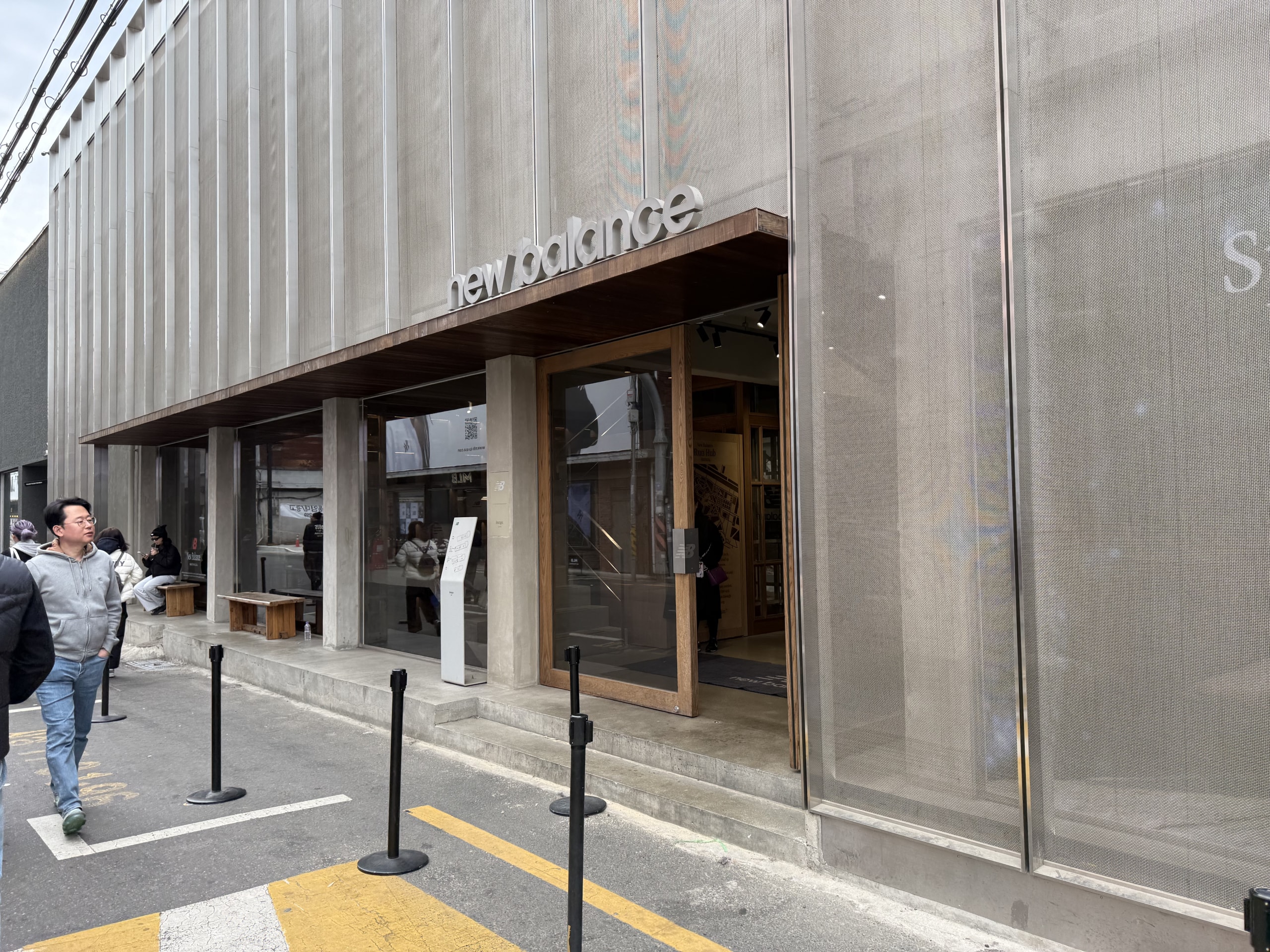 聖水にあるニューバランス店舗の外観。