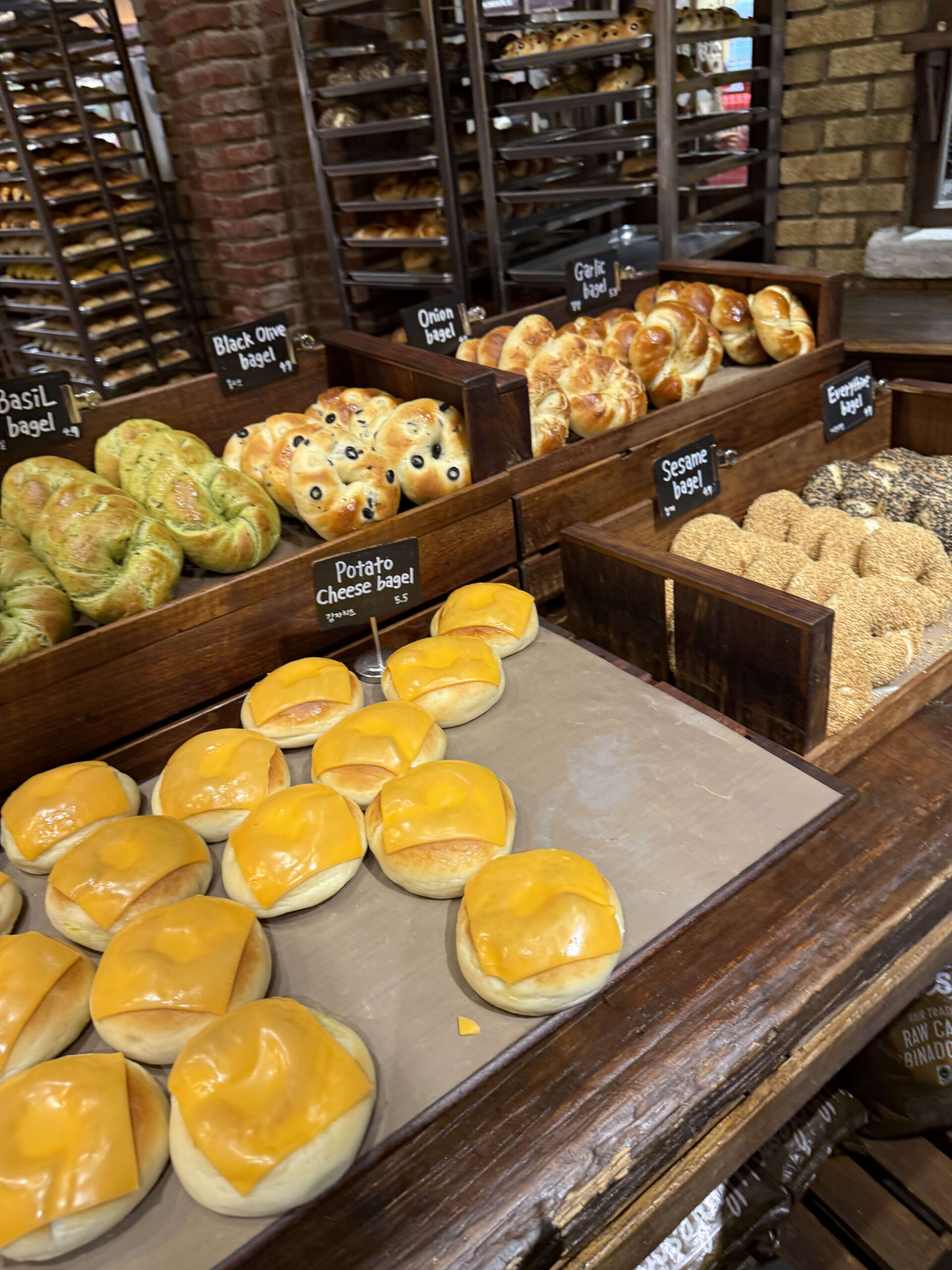 木箱に並ぶポテトチーズ等の多彩なベーグル。