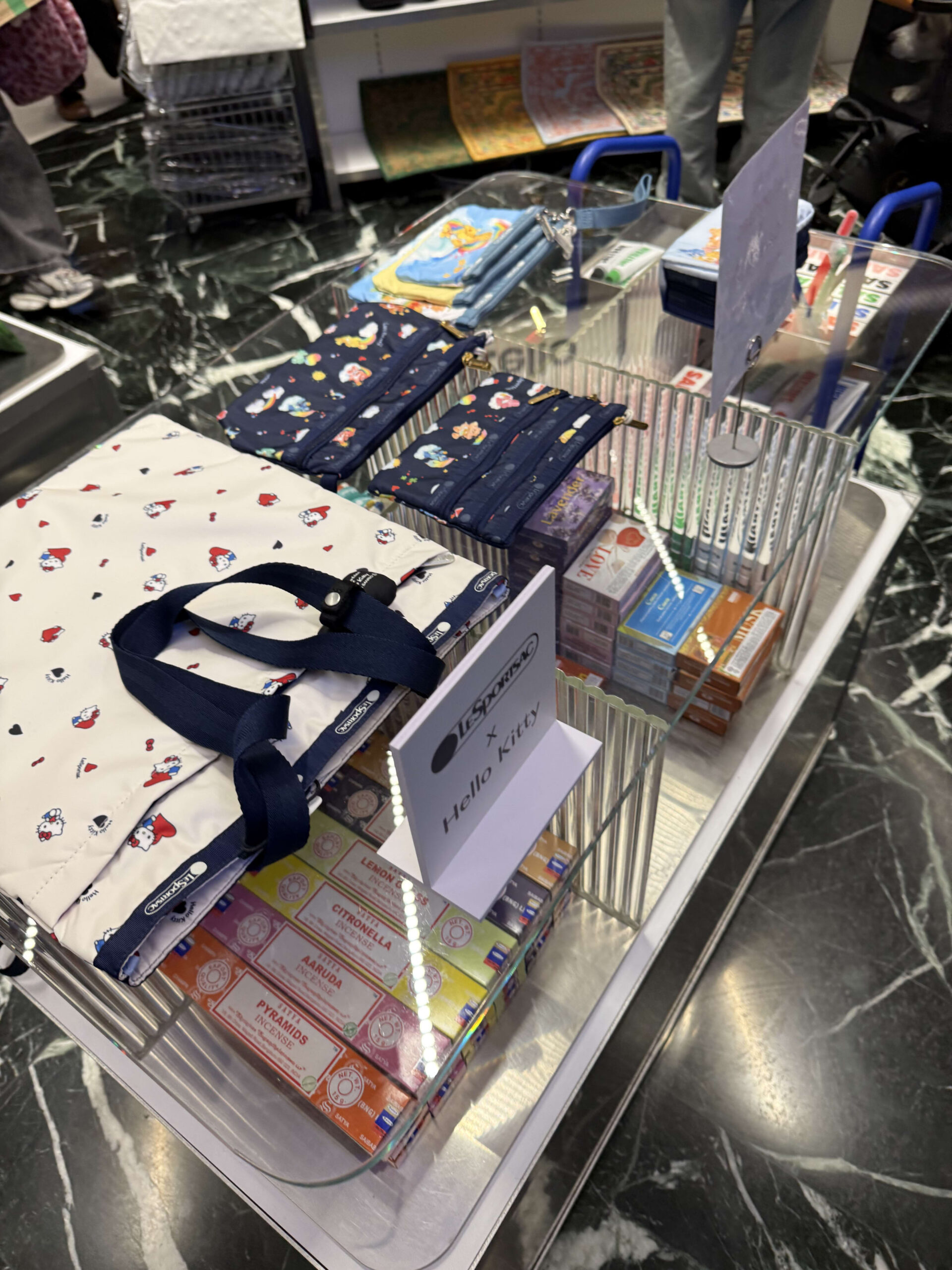 Nice Weatherのショーケース。キティのバッグや雑貨が並ぶ。