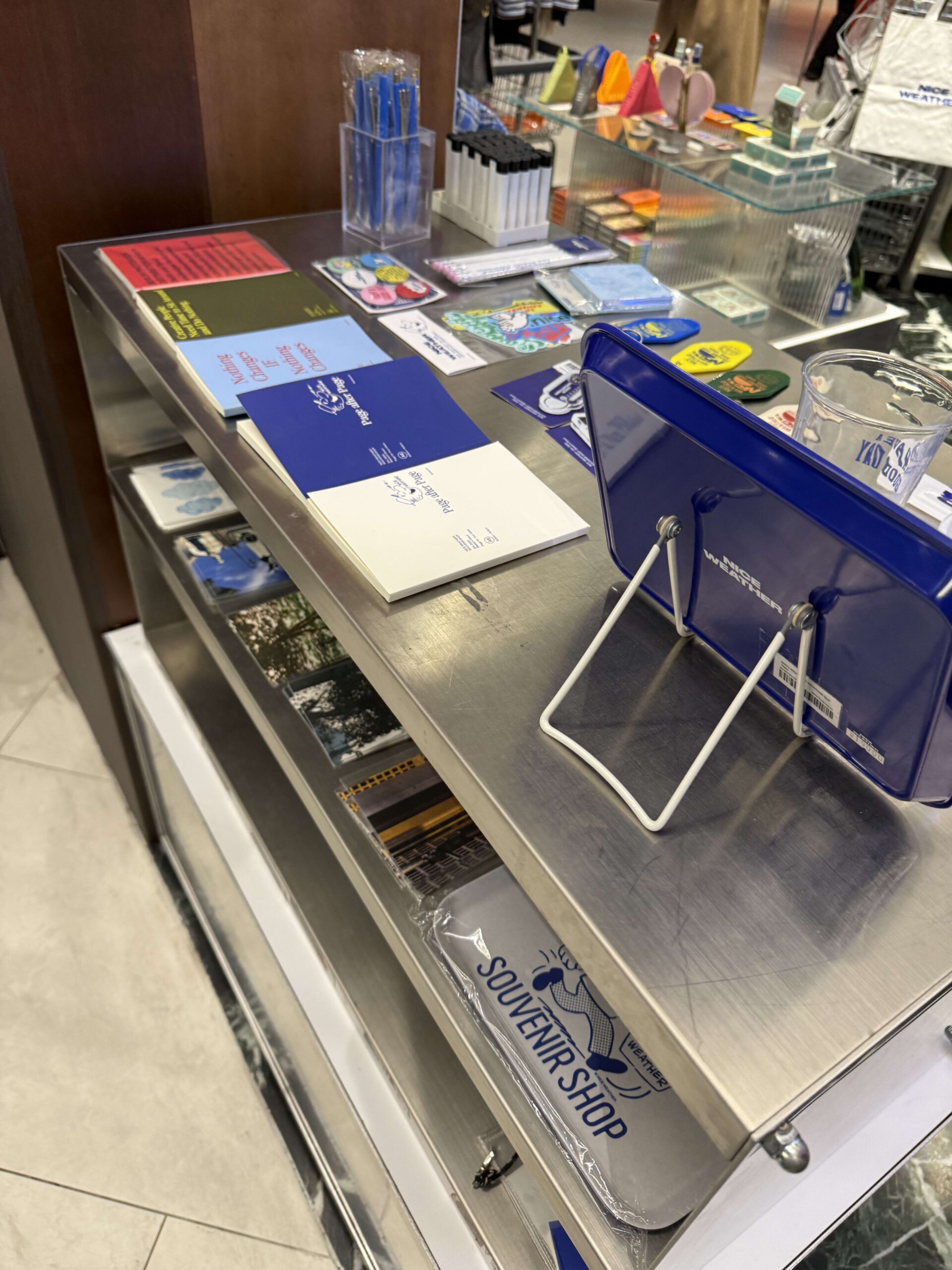 ステンレス什器に雑貨が並ぶNice Weatherの店内。