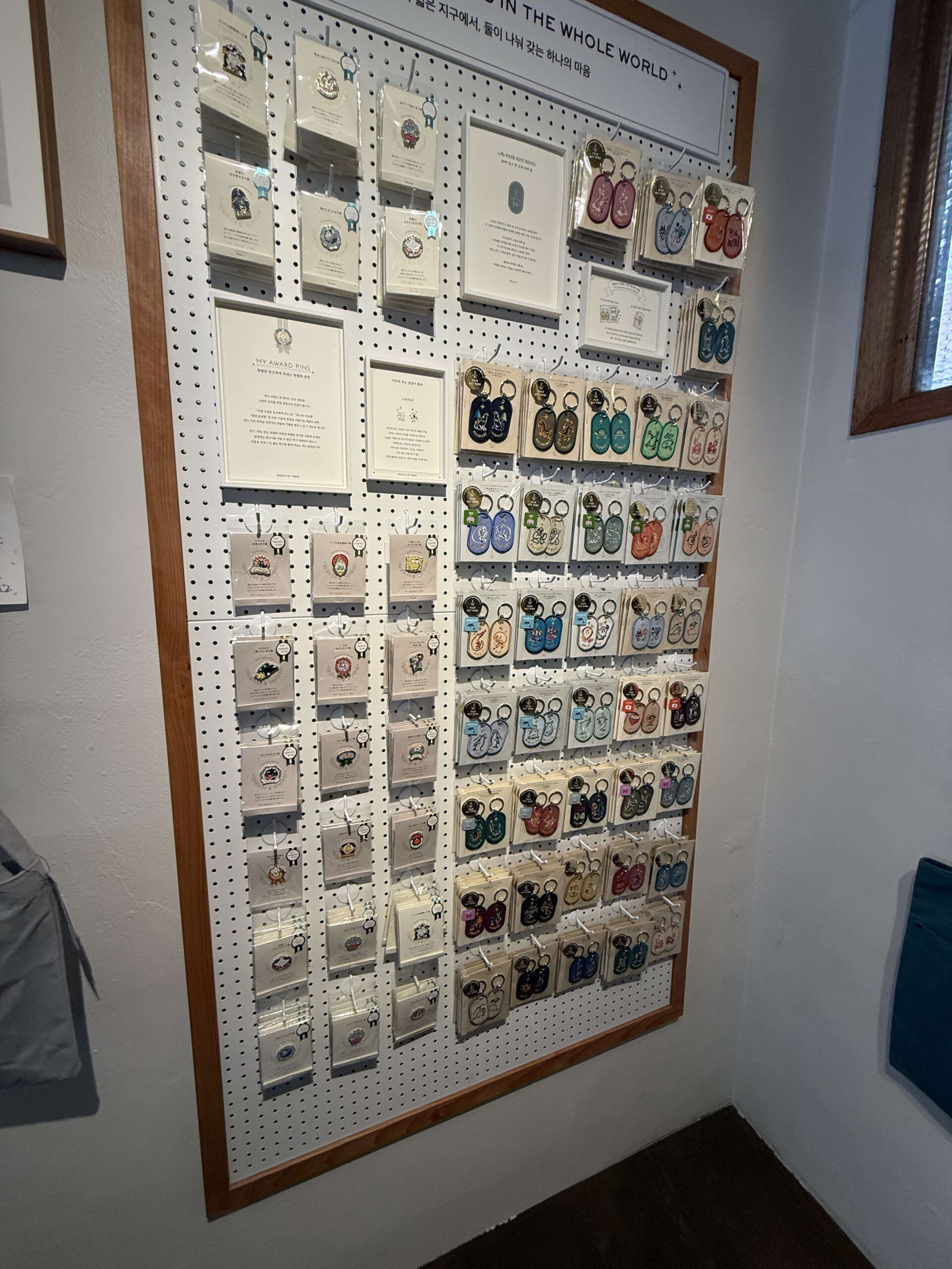Pins and keyrings on a board.