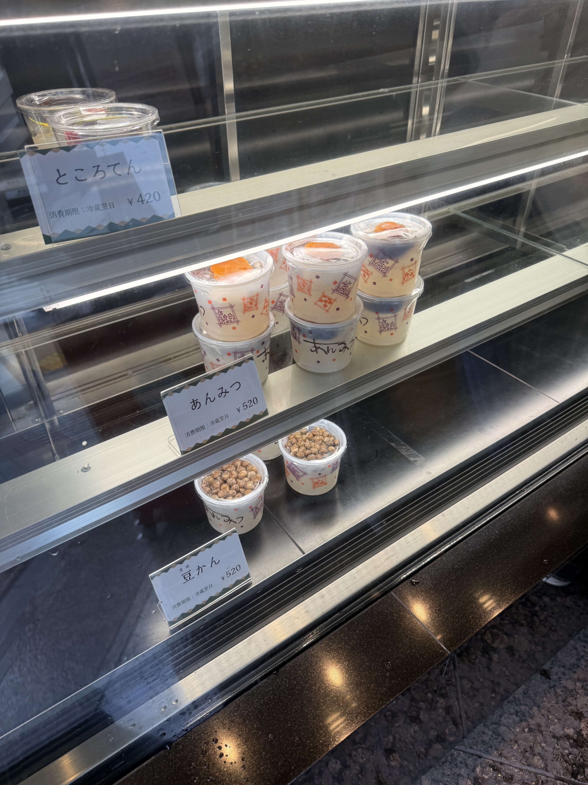 老舗和菓子店のショーケースに並ぶあんみつや豆かん。