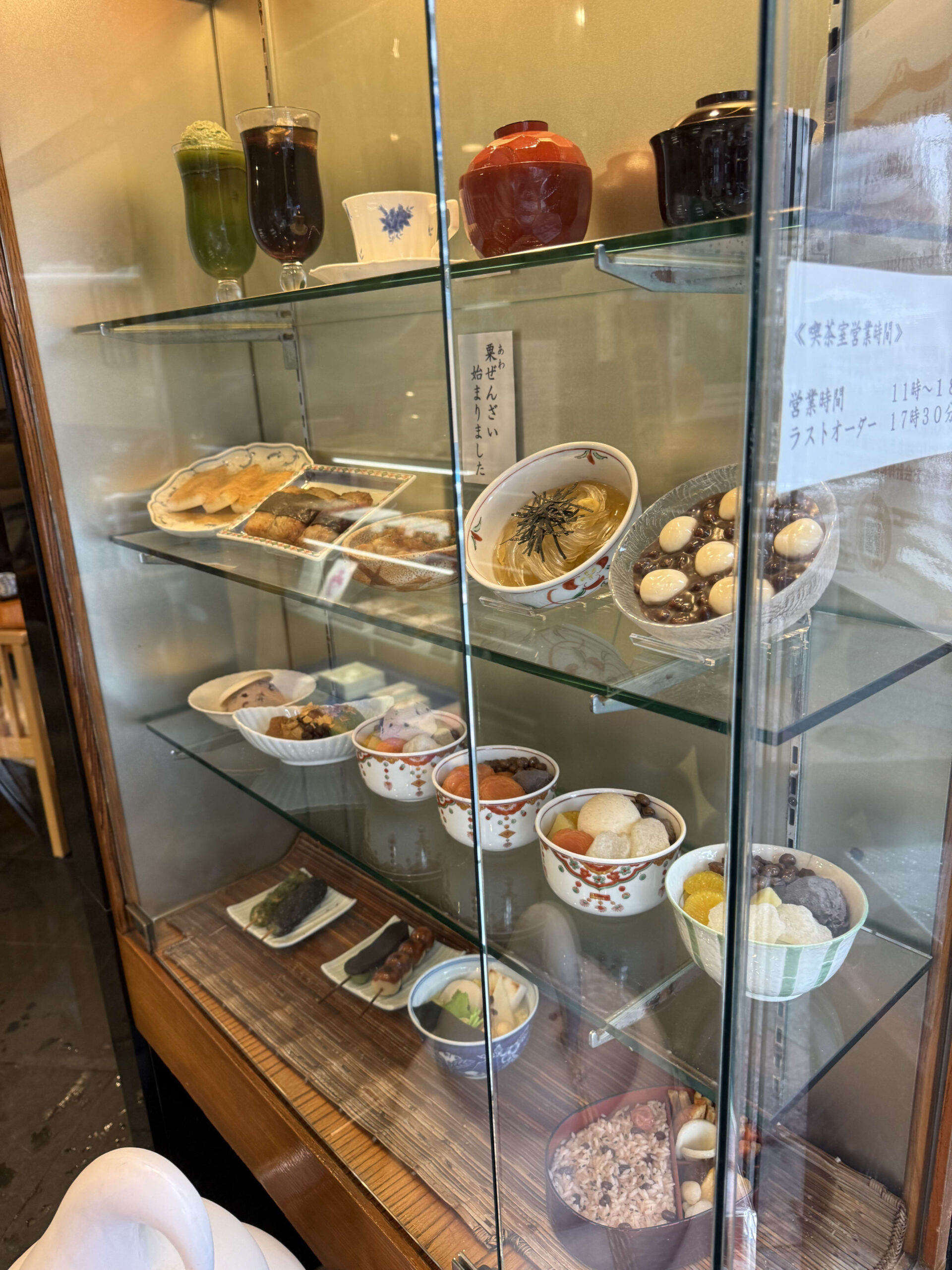 和菓子店つる瀬の店先に並ぶ甘味の食品サンプル。