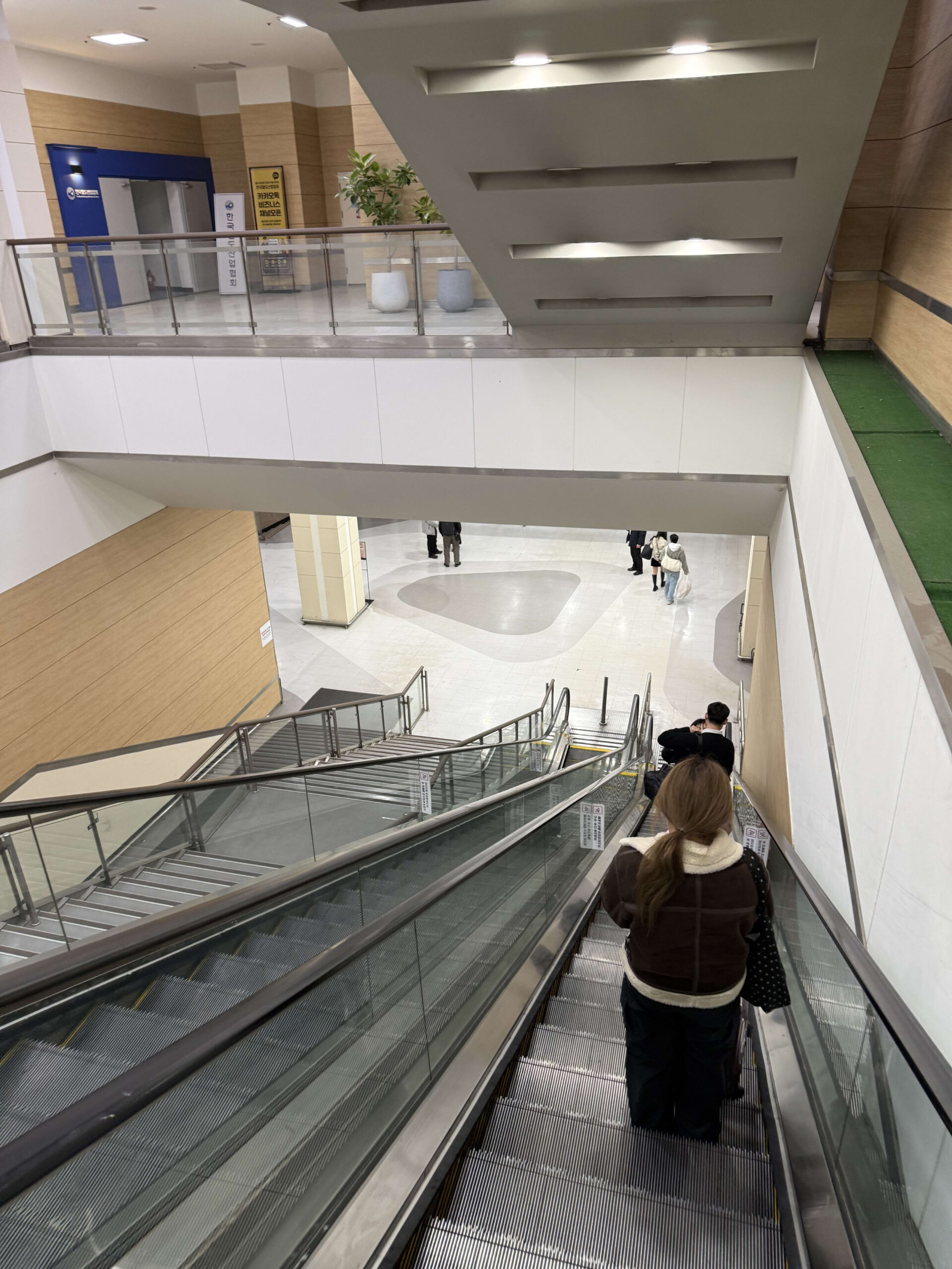 ZETTAPLEX奥にある人の少ない下りエスカレーター。