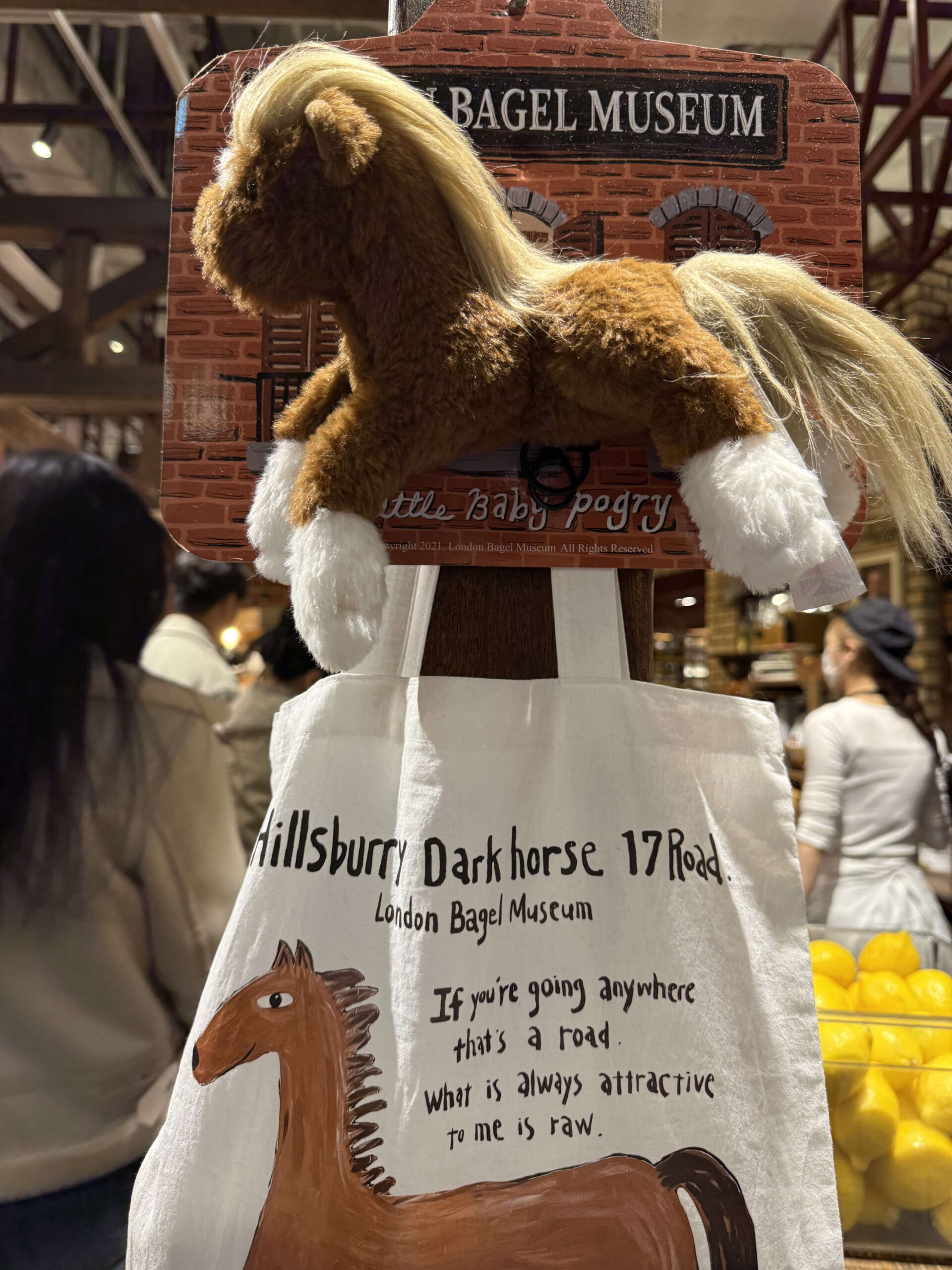 ロンドンベーグルミュージアムの馬グッズと店内の様子。
