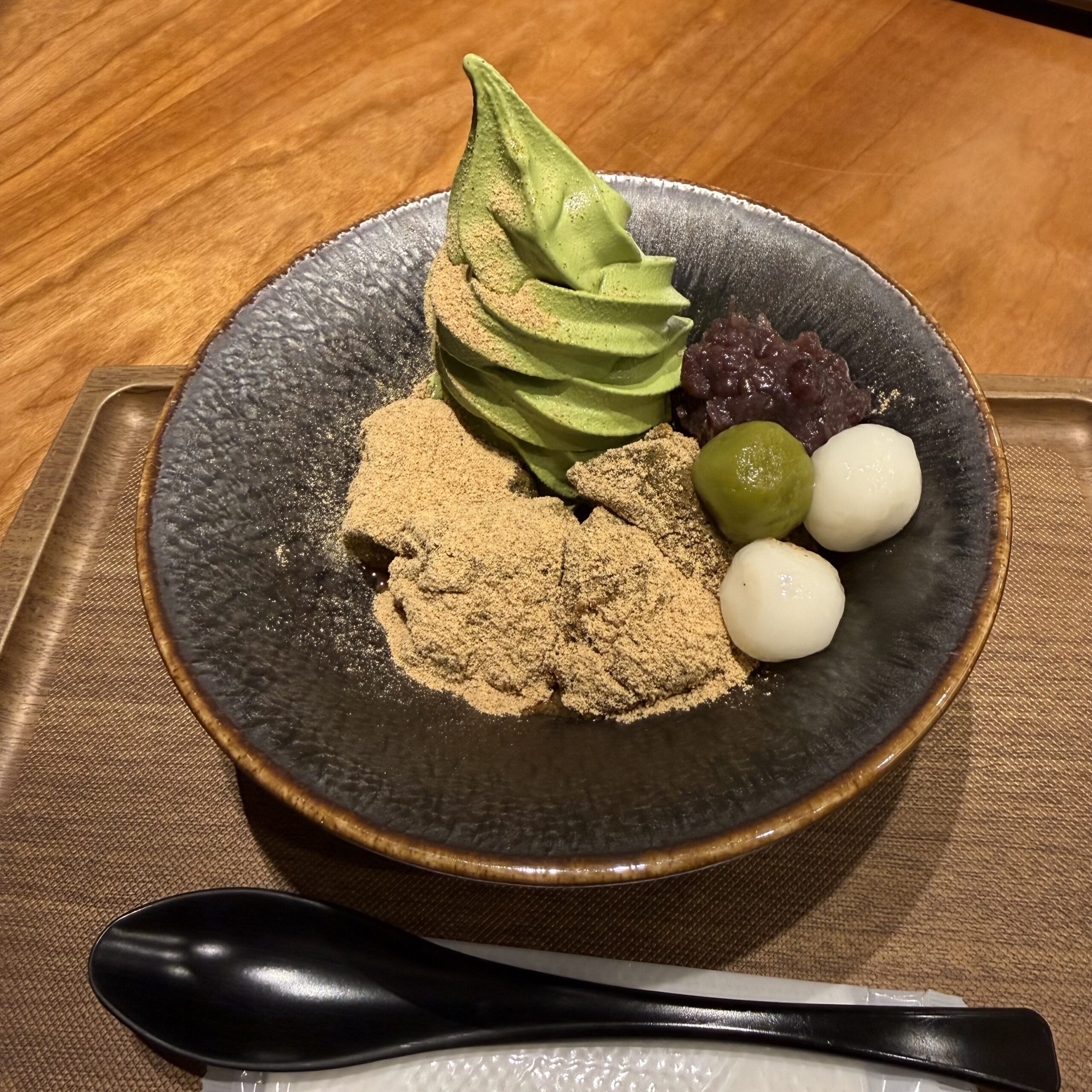 抹茶ソフト、きな粉わらび餅、粒あん、白玉を盛った和スイーツ。