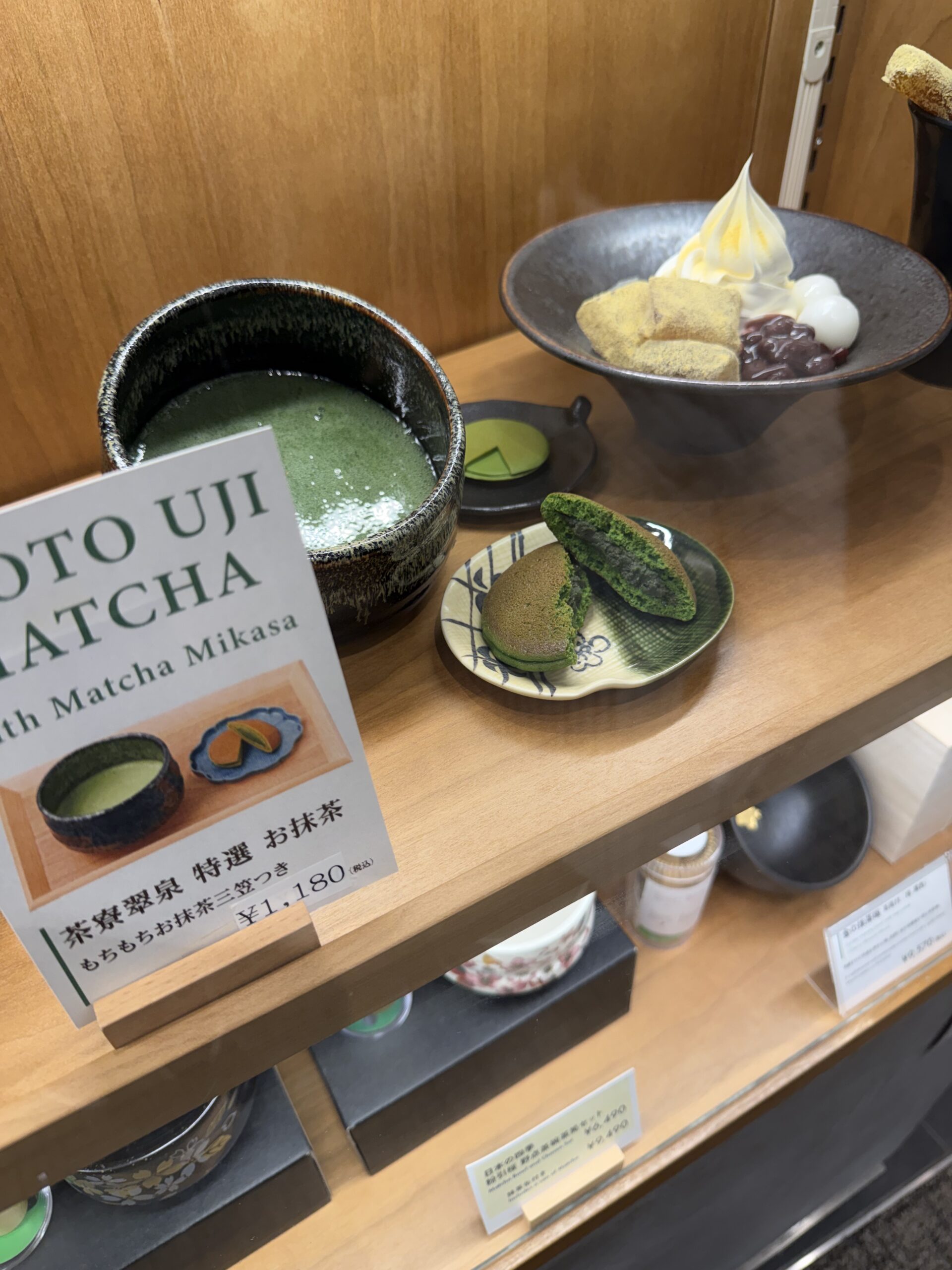 ショーケースに並ぶ抹茶やわらび餅など和スイーツの食品サンプル。