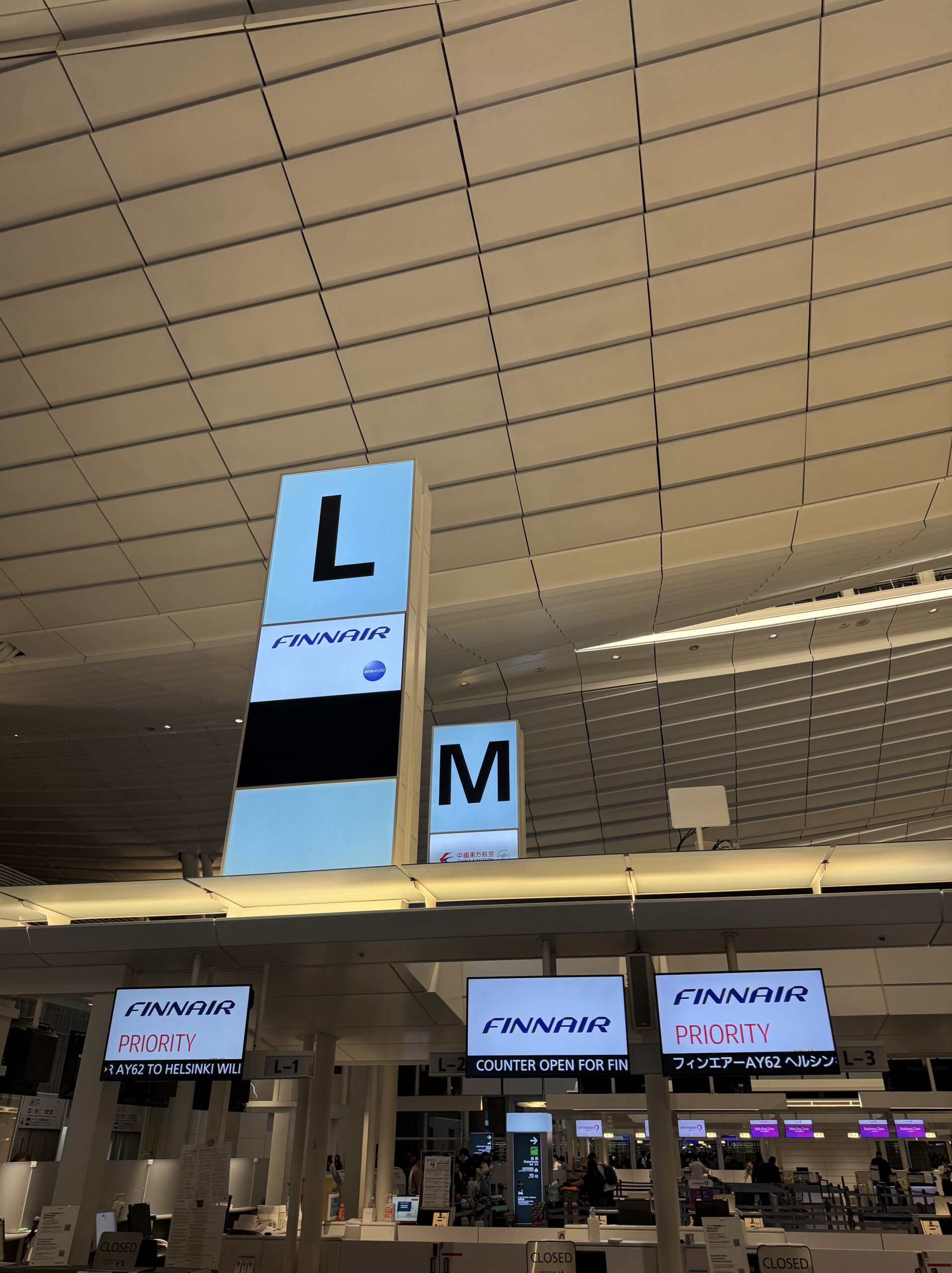 羽田空港のフィンエアーチェックインカウンター。まだ閉まっている。
