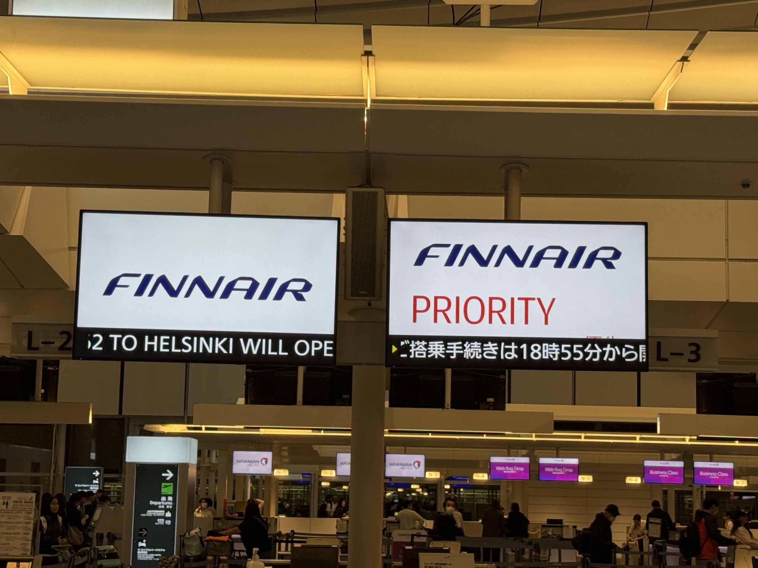 羽田空港のフィンエアー搭乗手続きモニター。