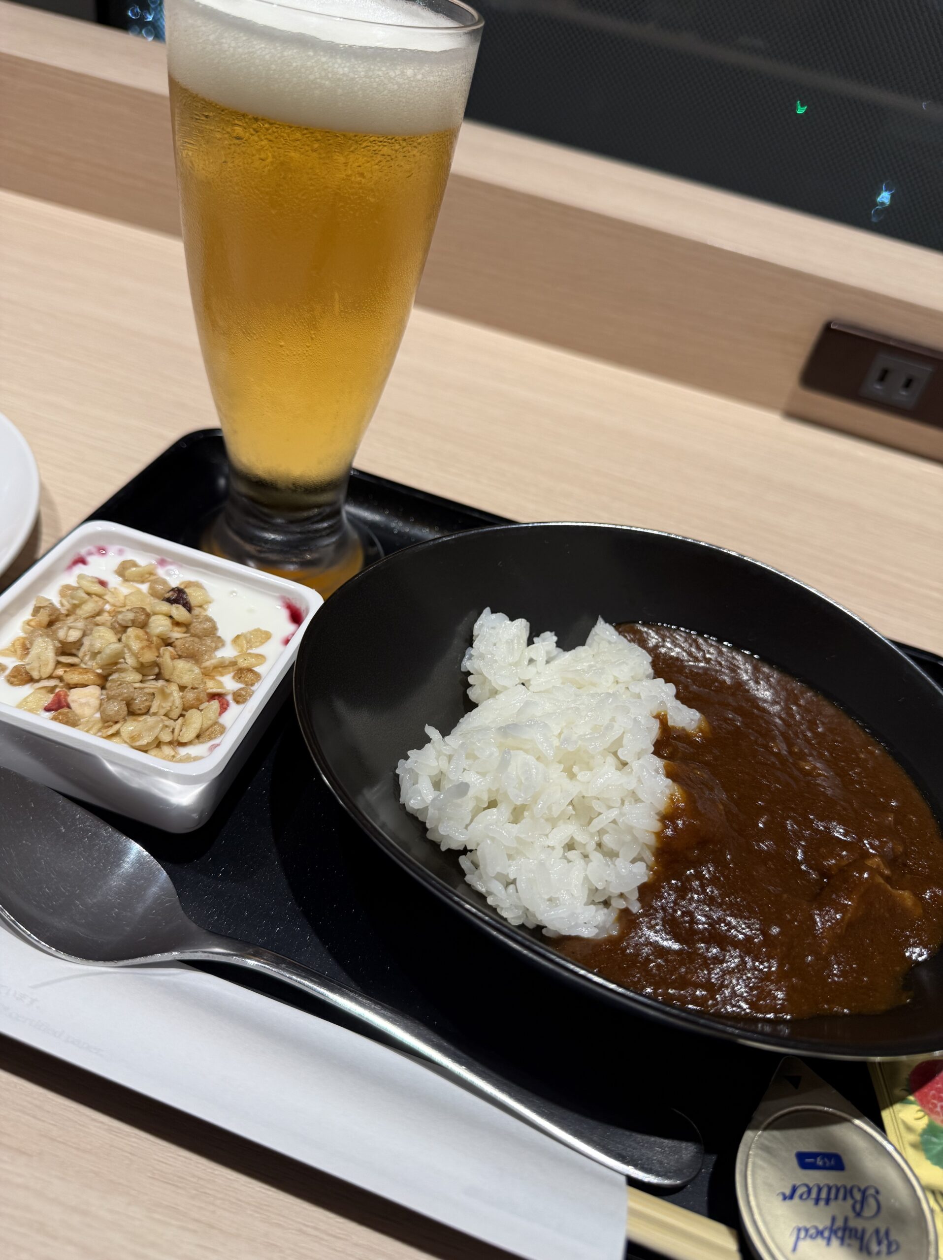 ラウンジのカレー、ヨーグルト、生ビール。