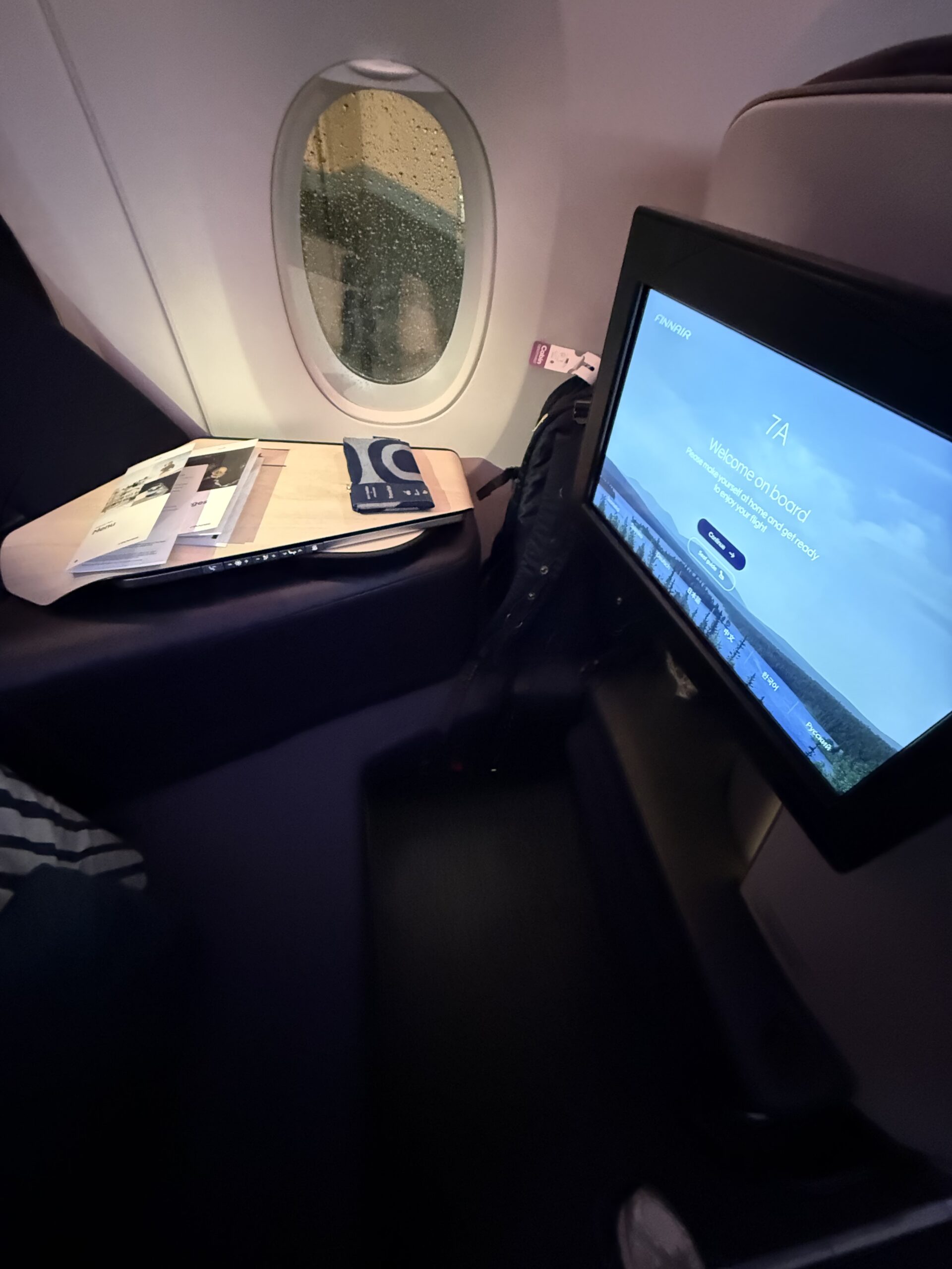「Welcome on board」の画面とMarimekkoのアメニティ。