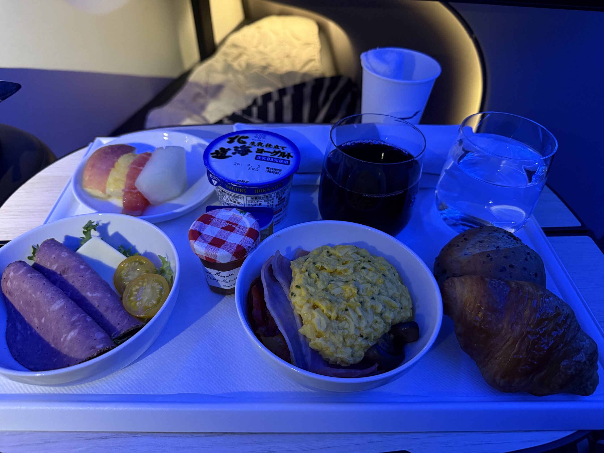 フィンエアー機内で提供されたスクランブルエッグとハムの朝食。