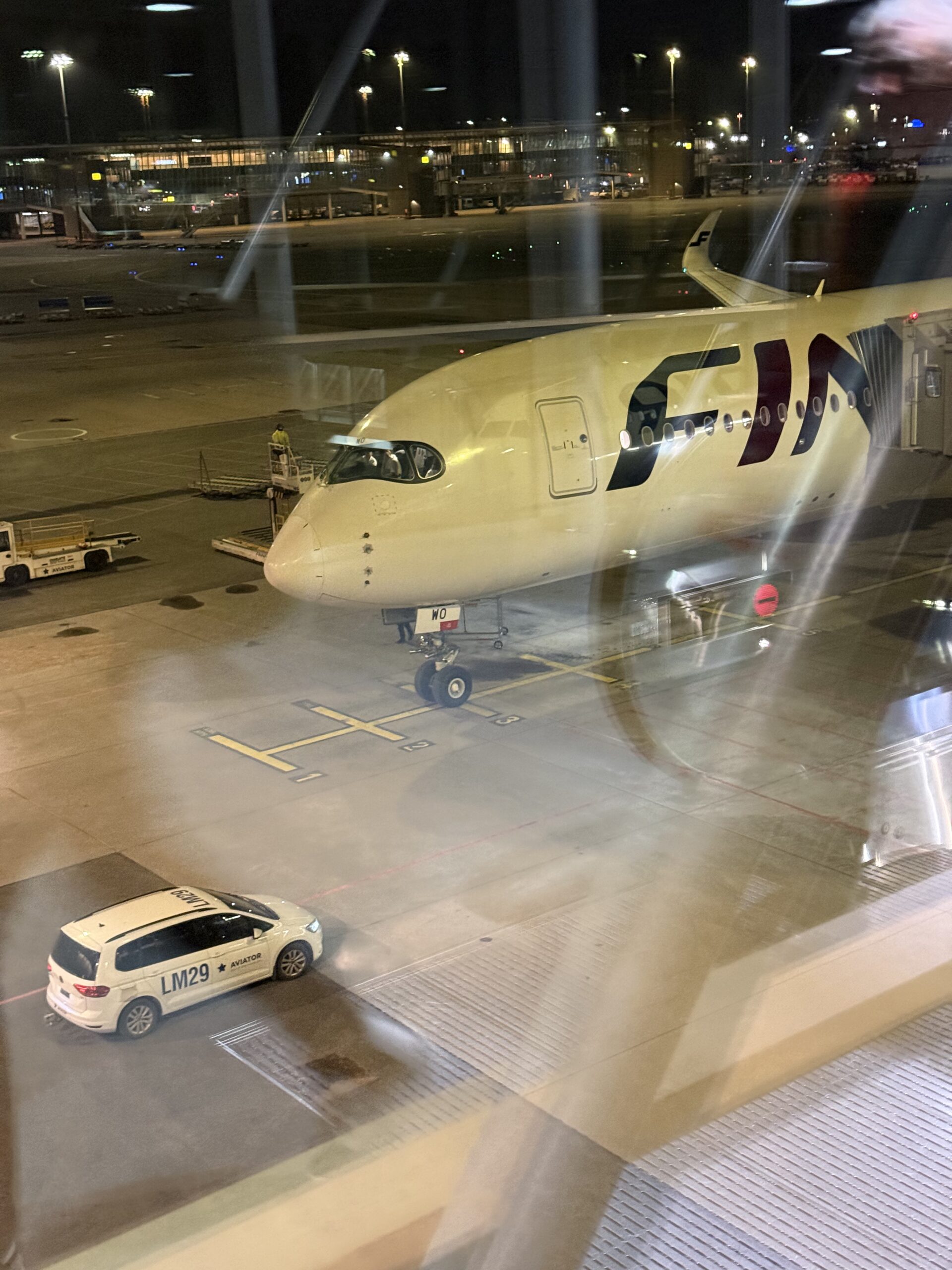 夜の空港に駐機するフィンエアーの機体