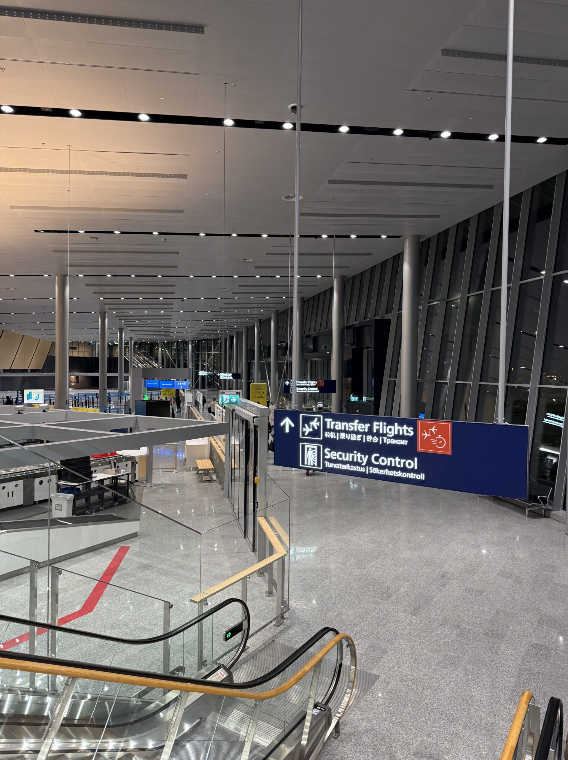 ヘルシンキ空港のエスカレーターとTransfer Flightsの看板