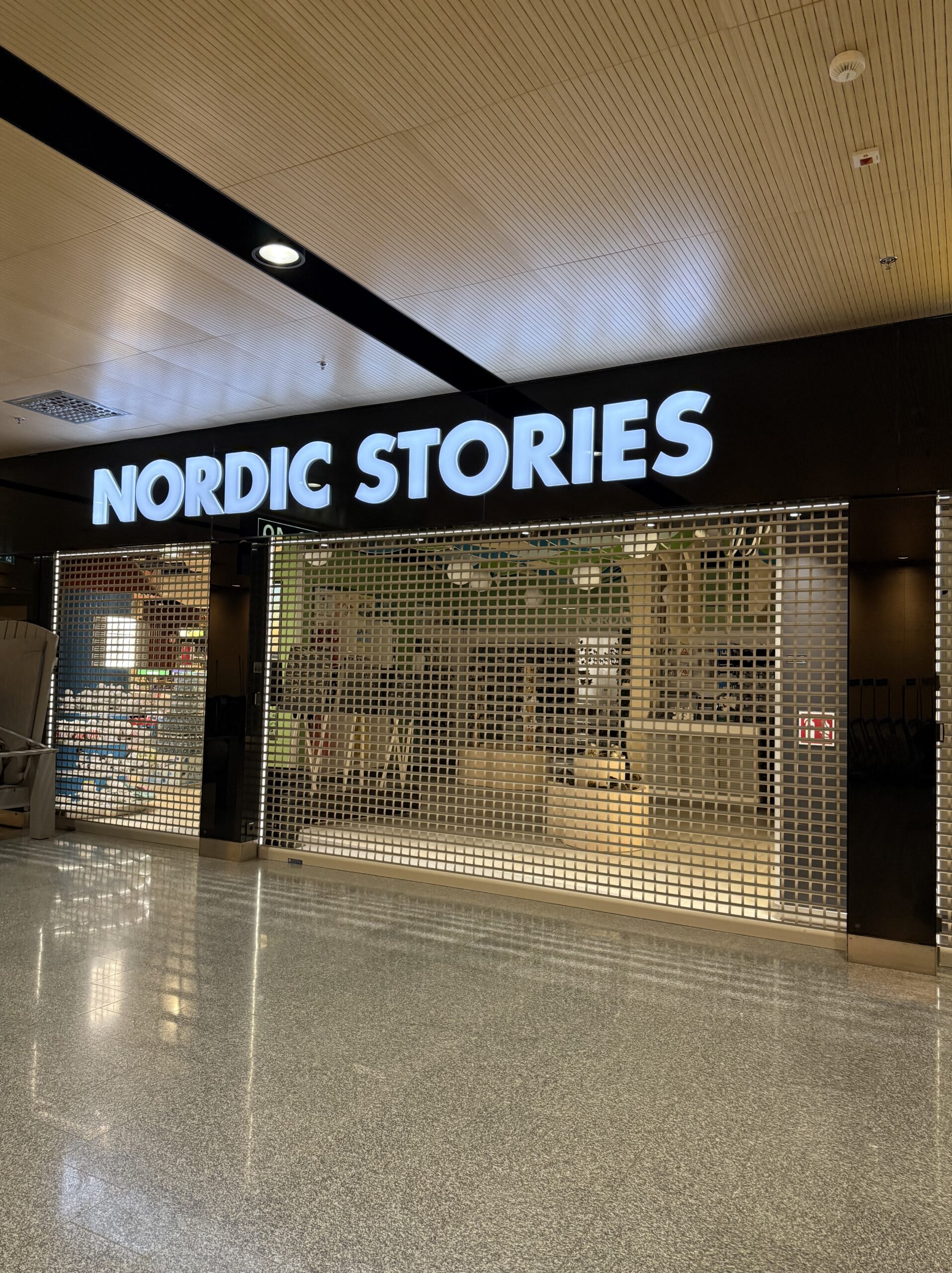NORDIC STORIESのサインが光るコンコース
