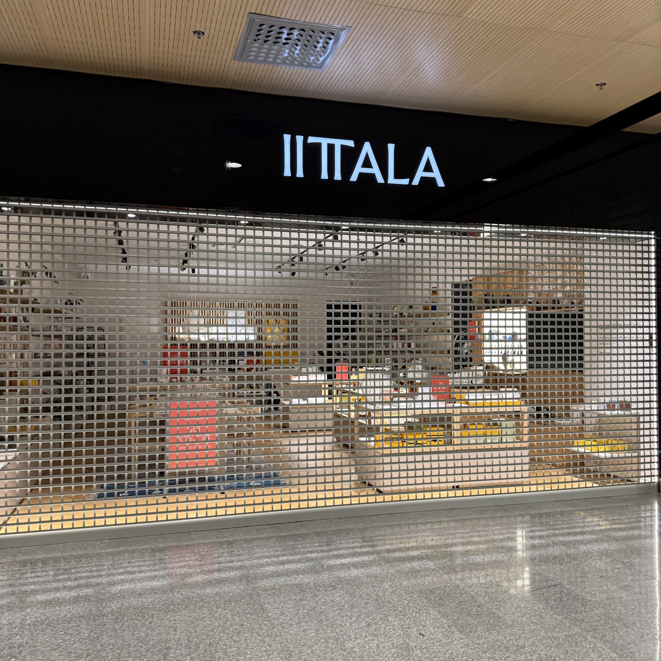 シャッターが閉まったIittalaの店舗