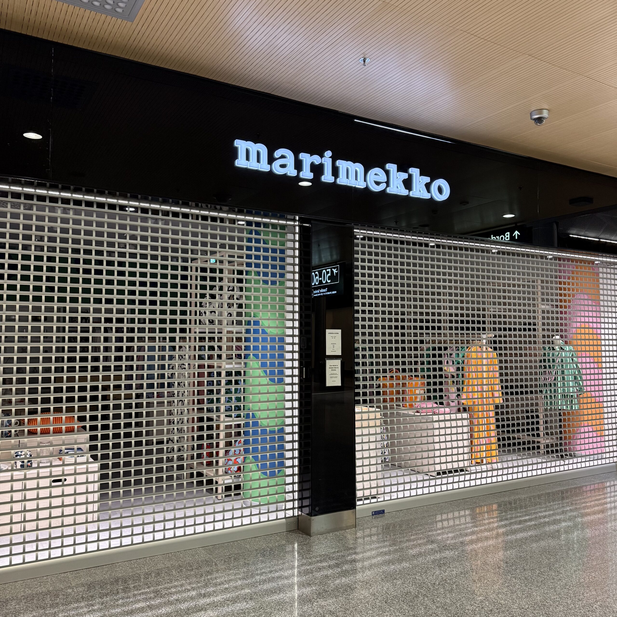 Marimekkoの色彩が漏れるショーウィンドウ