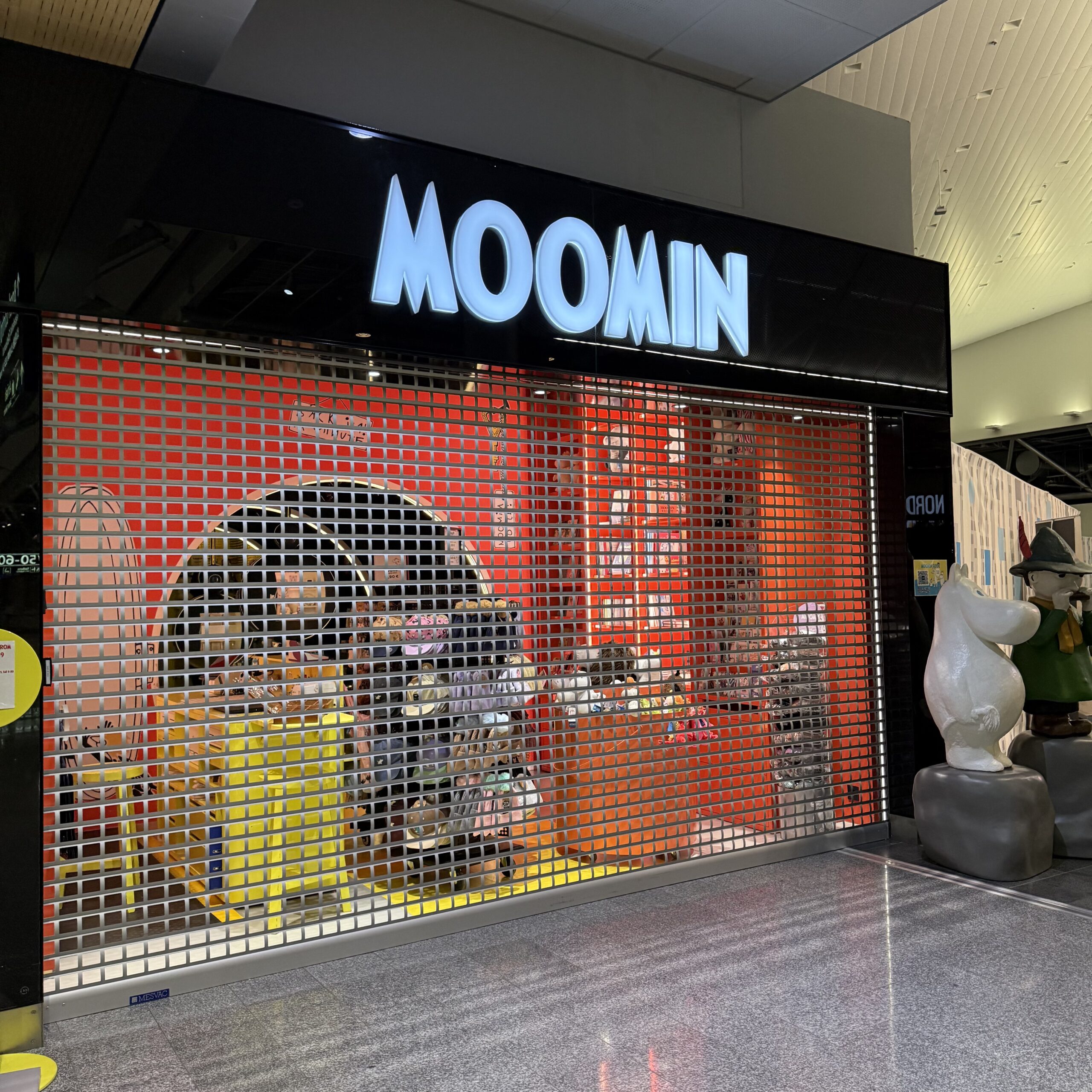 MOOMINショップの鮮やかなロゴ