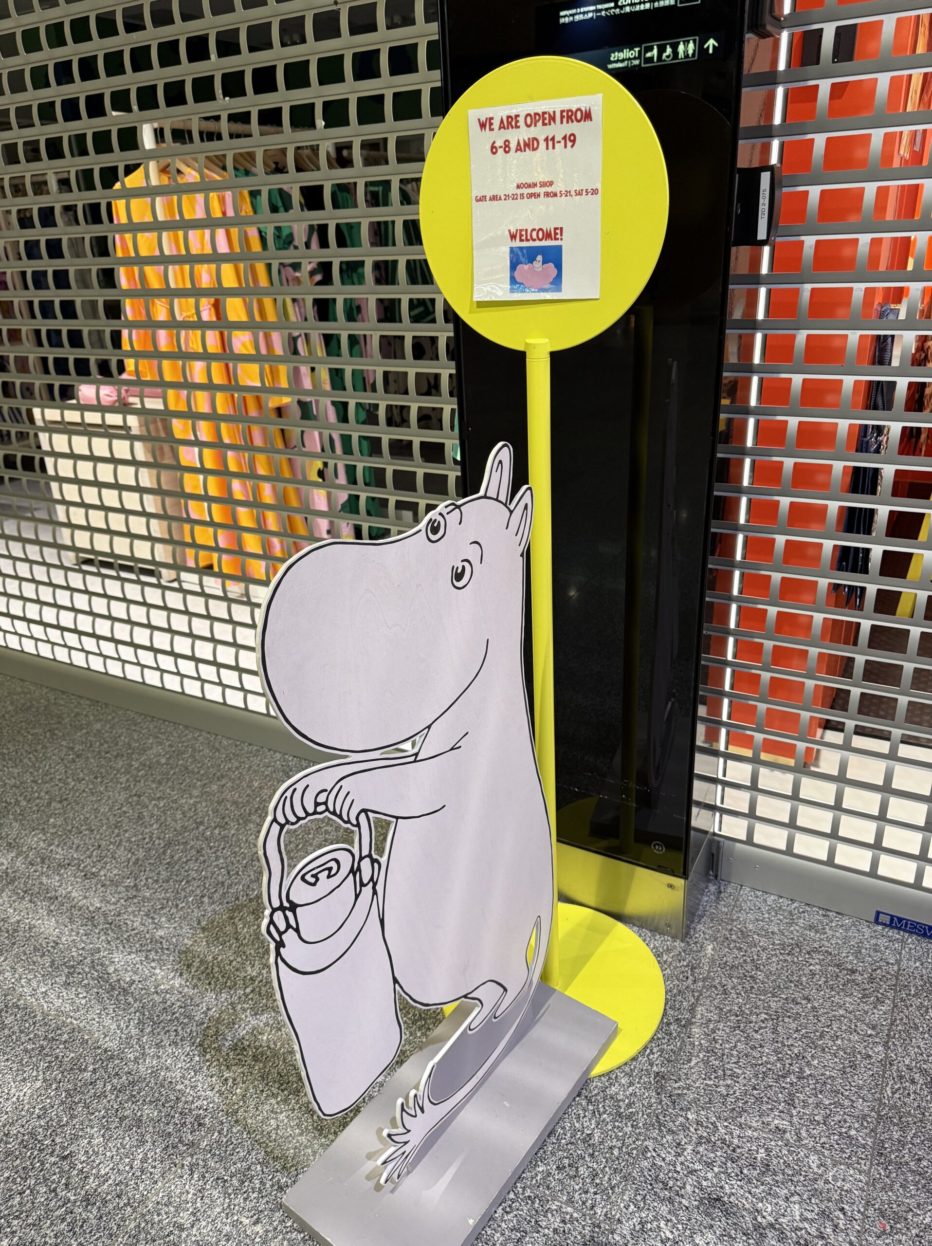 ミルク缶を抱えたムーミンの看板