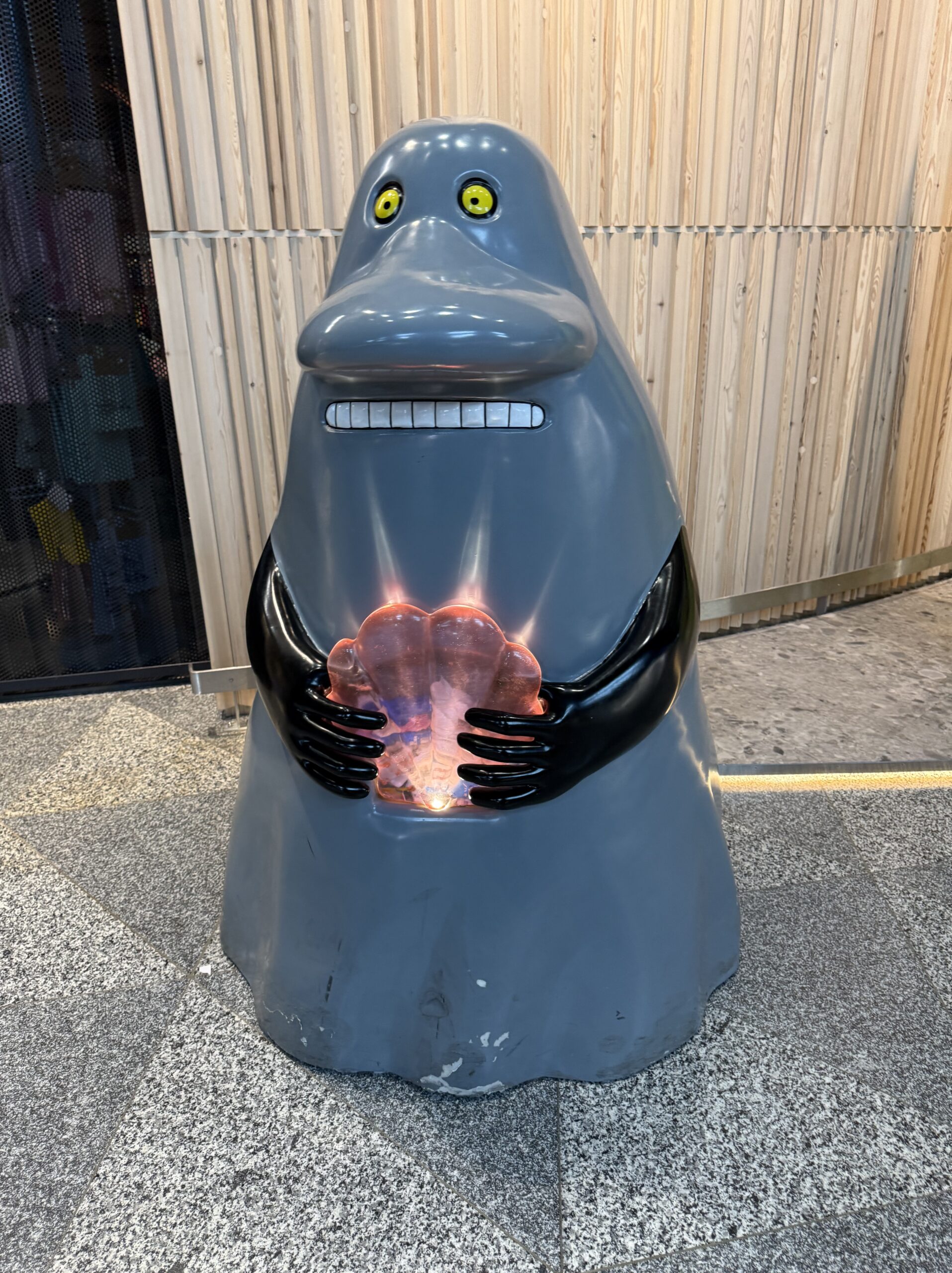 ルビー色のオブジェを抱えるモランの置物