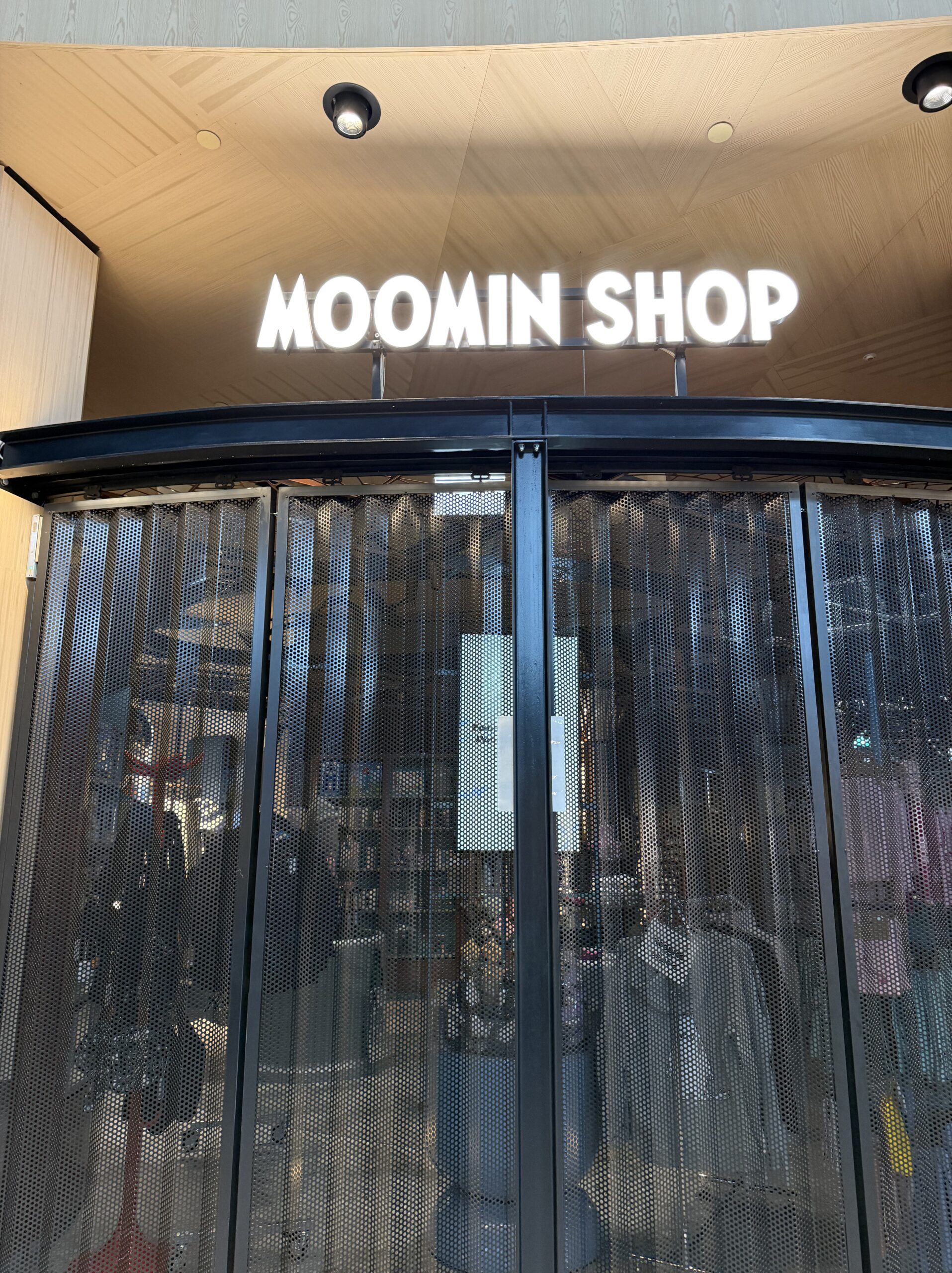 MOOMIN SHOPのシャッター越しに見る店内