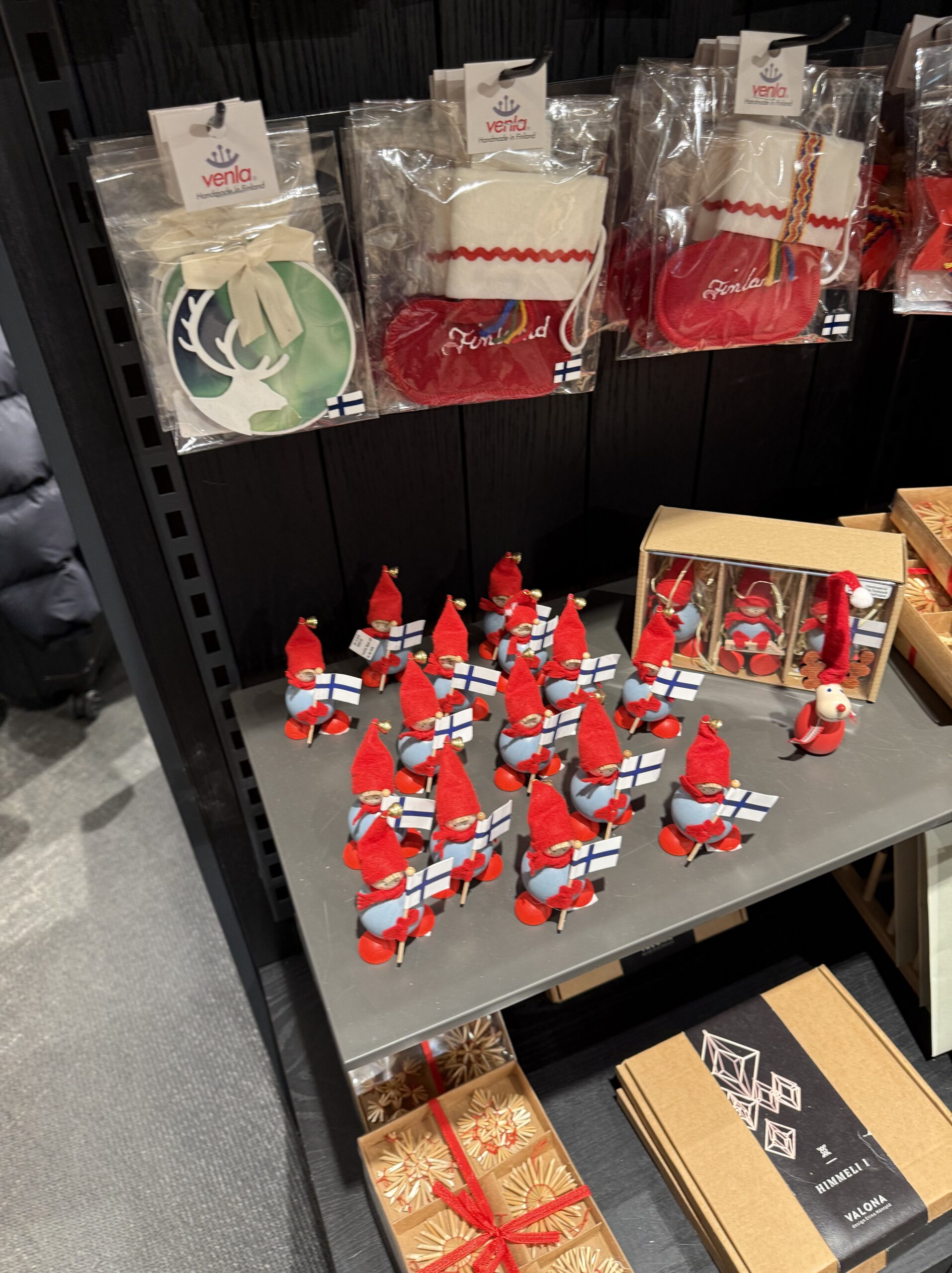 国旗を持つ木製のトントゥとヒンメリ