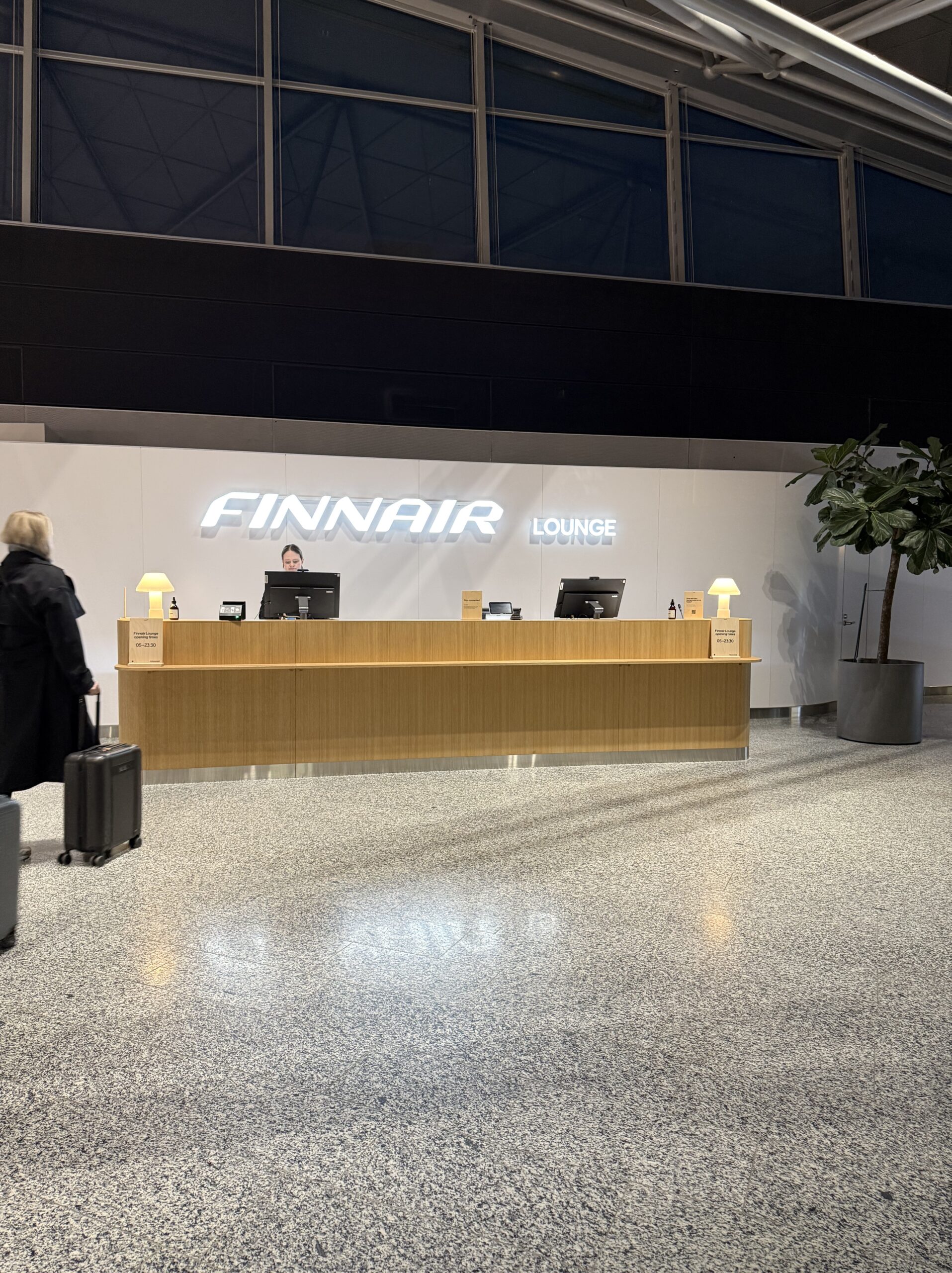FINNAIR LOUNGEのエントランスサイン