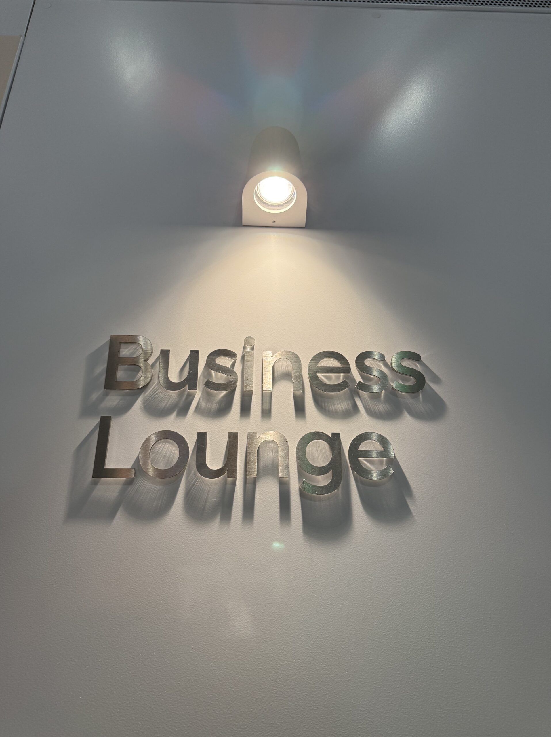 ステンレスのBusiness Loungeサイン