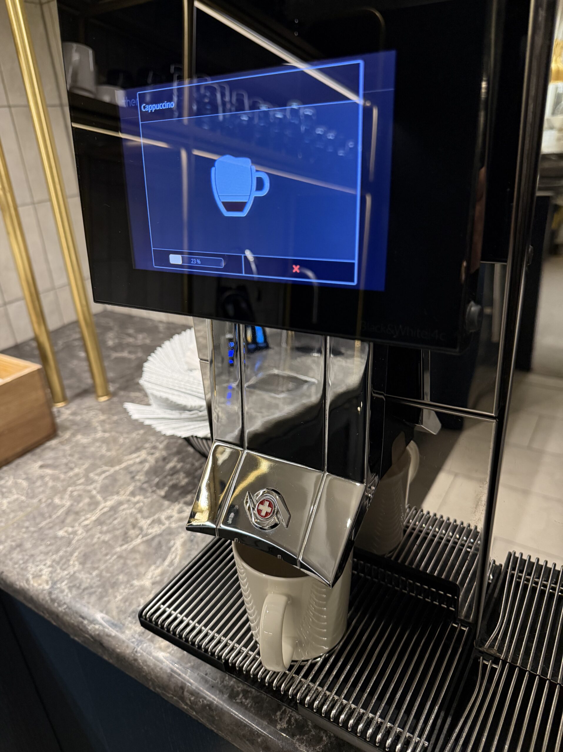 抽出中のカプチーノとコーヒーマシン