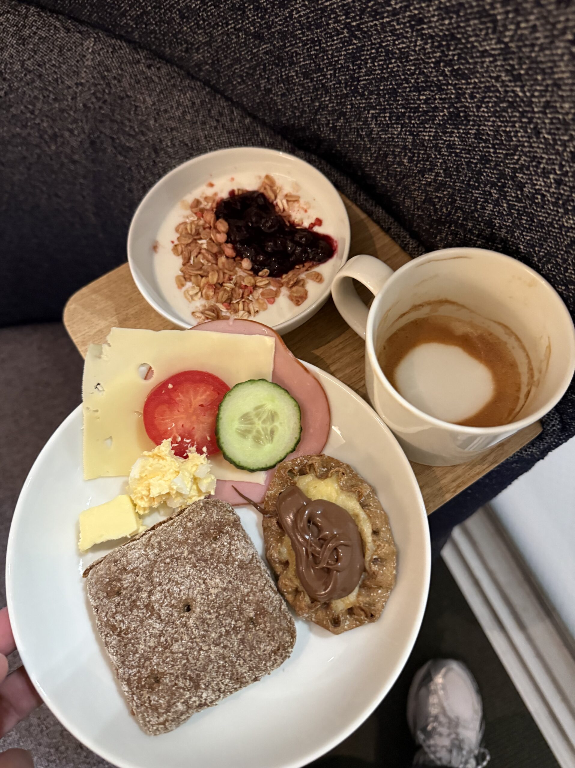 ライ麦パンやヨーグルトが並ぶ朝食プレート