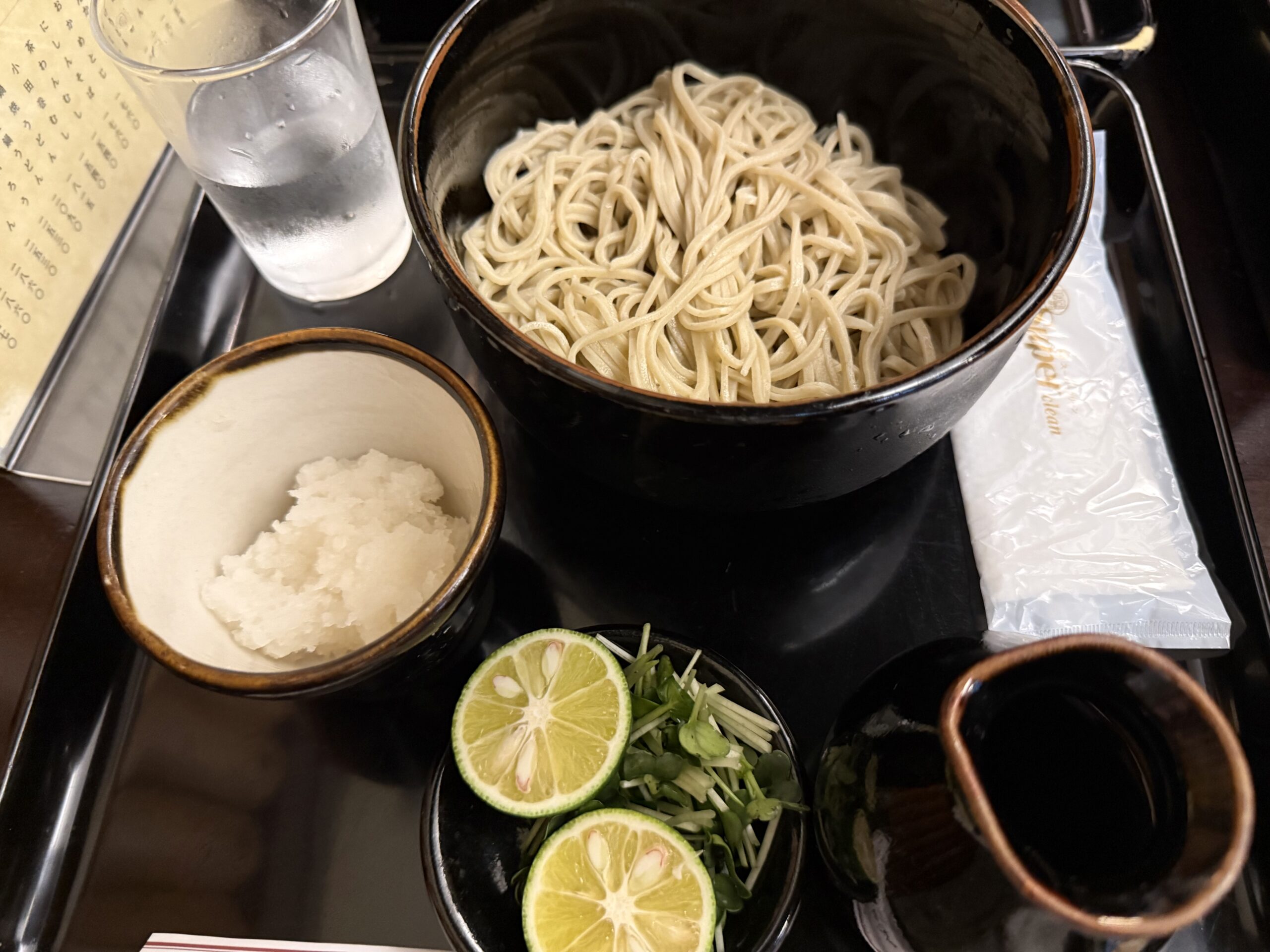 艶やかな蕎麦とすだち、薬味の小皿
