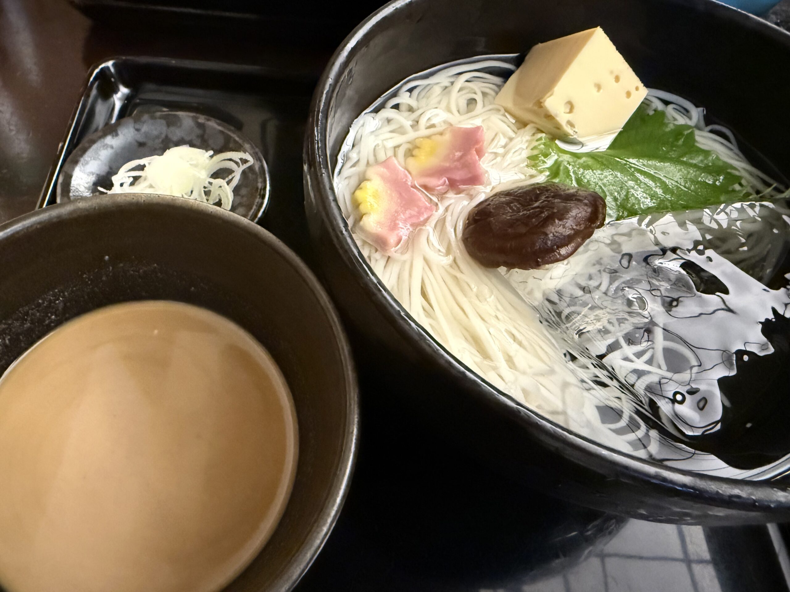 氷が浮かぶひやむぎと濃厚なゴマだれ