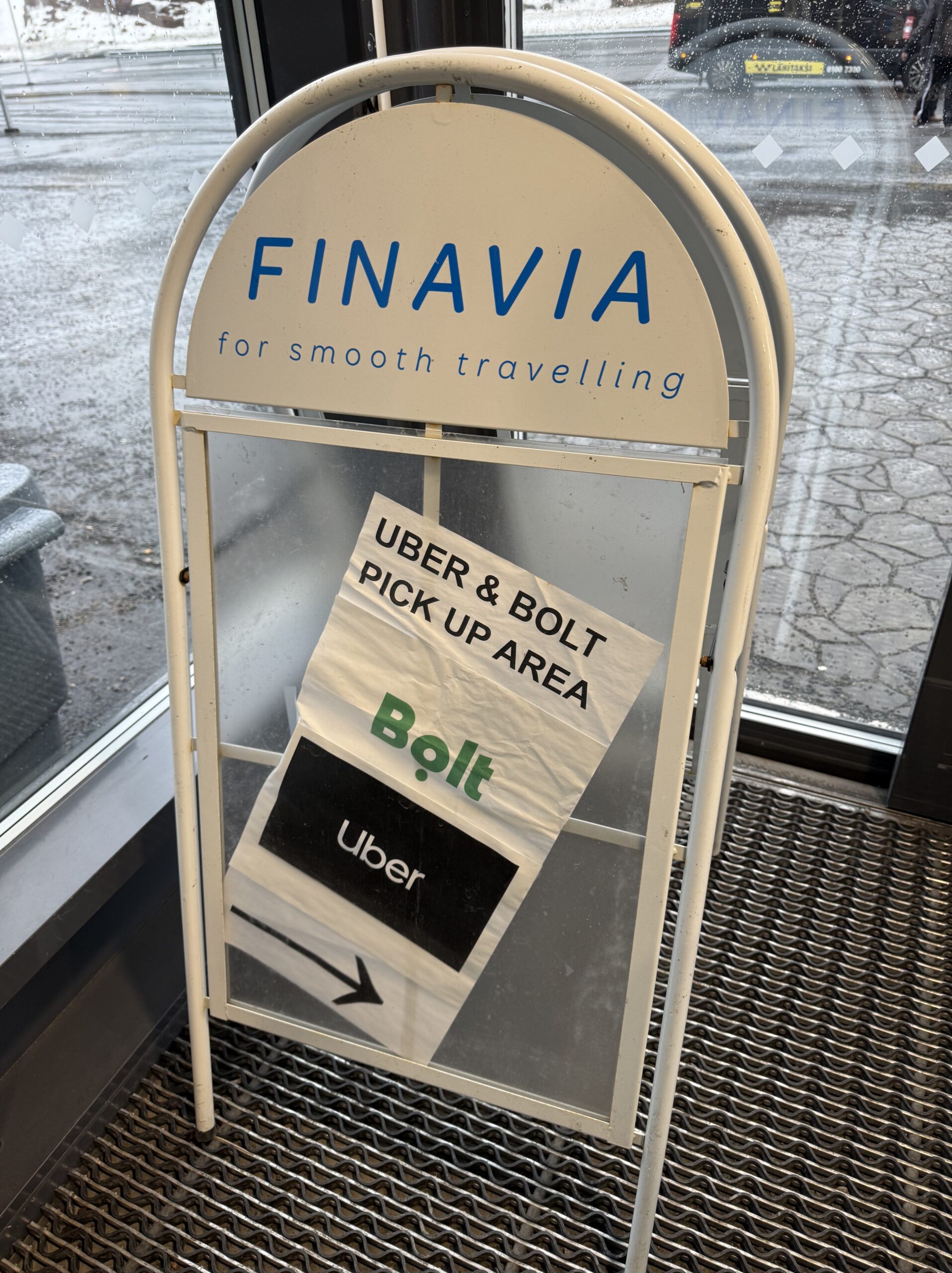 FINAVIAの看板に無造作に貼付された手作りのUber案内