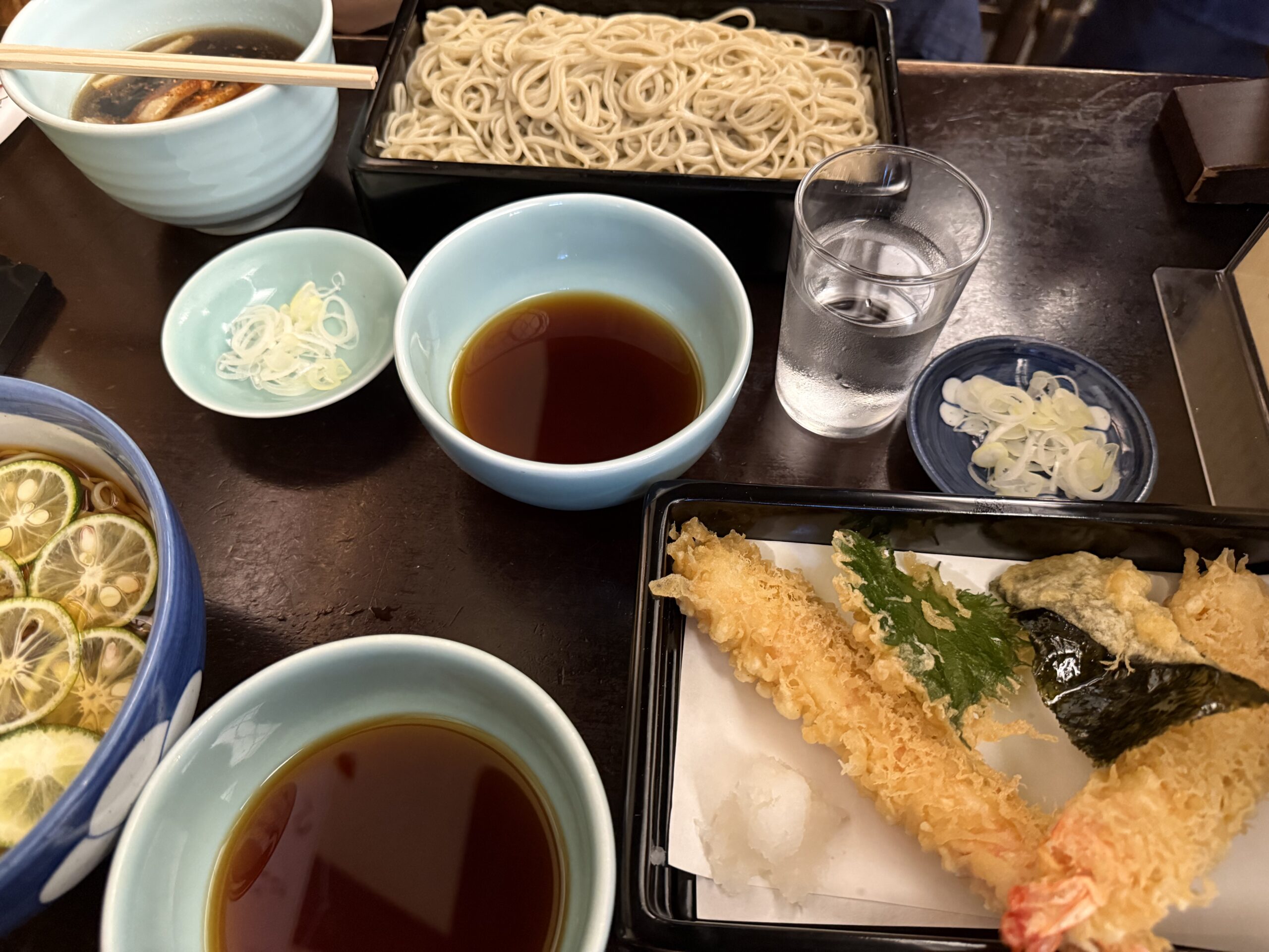 すだちそば、鴨せいろ、天ぷらの豪華なテーブル