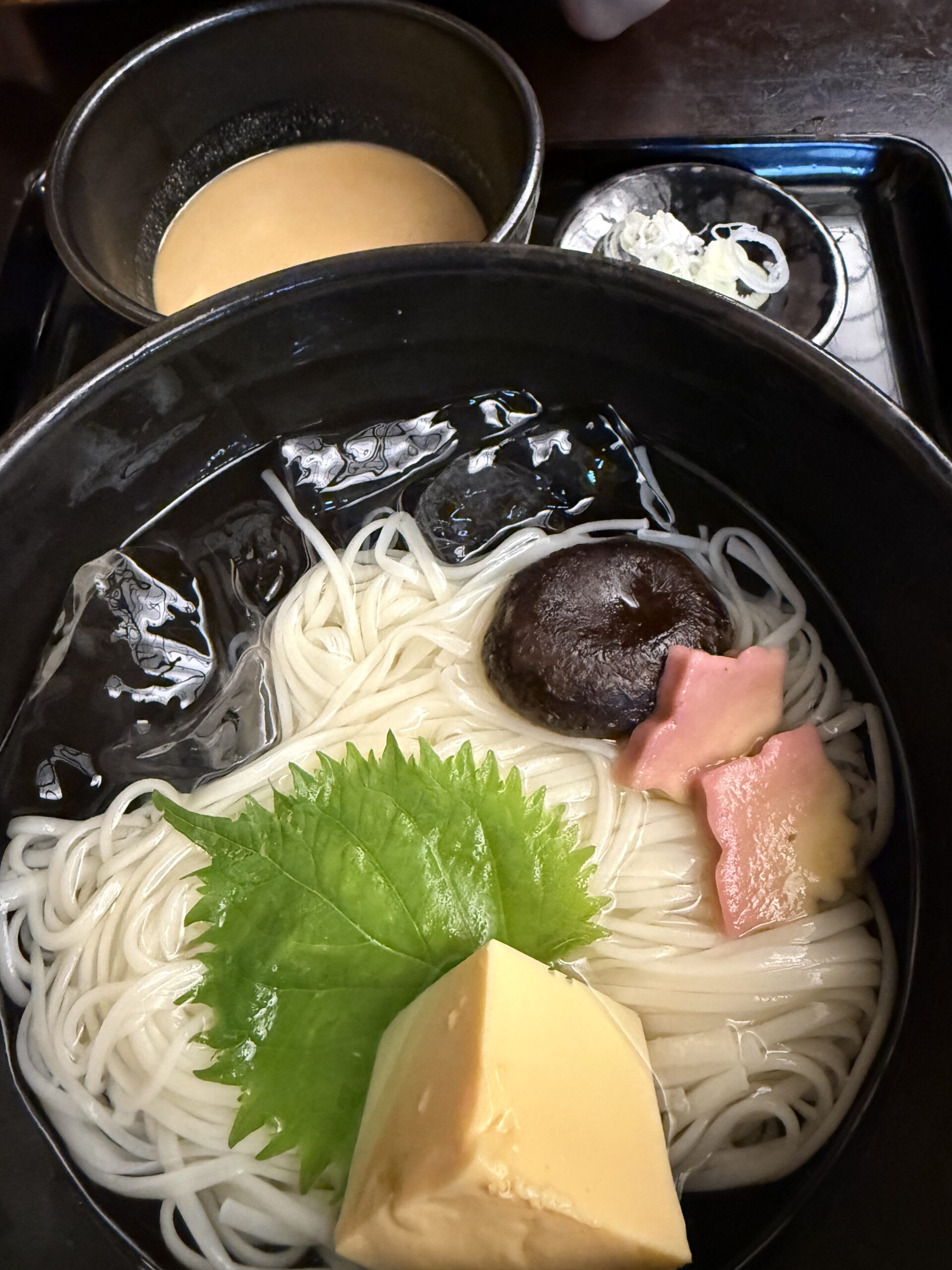 ひやむぎと丁寧に仕込まれた具材たち