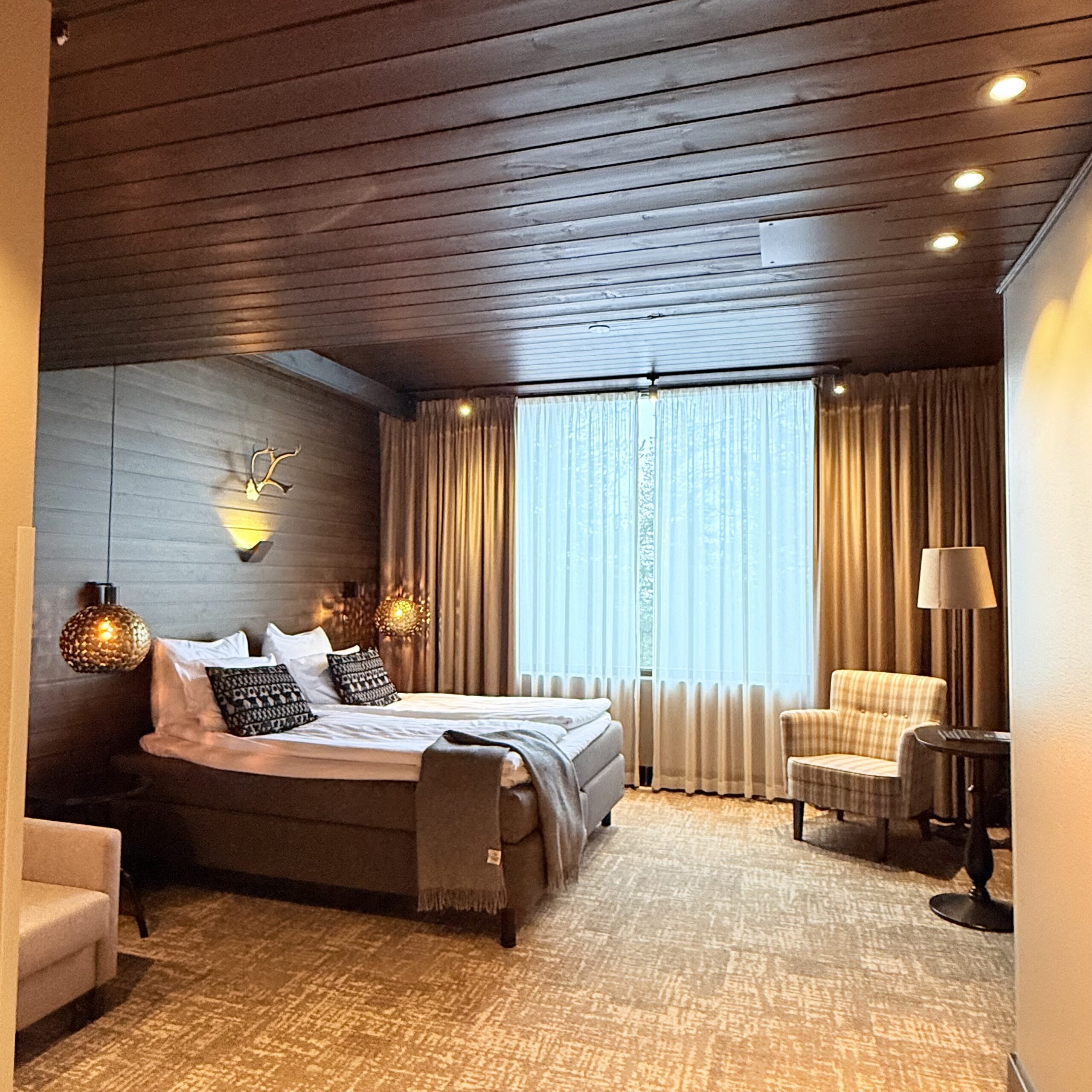 プライベートサウナから屋上テラスへ!ロヴァニエミ『Lapland Hotels Sky Ounasvaara』で極上のオーロラ待機ステイ