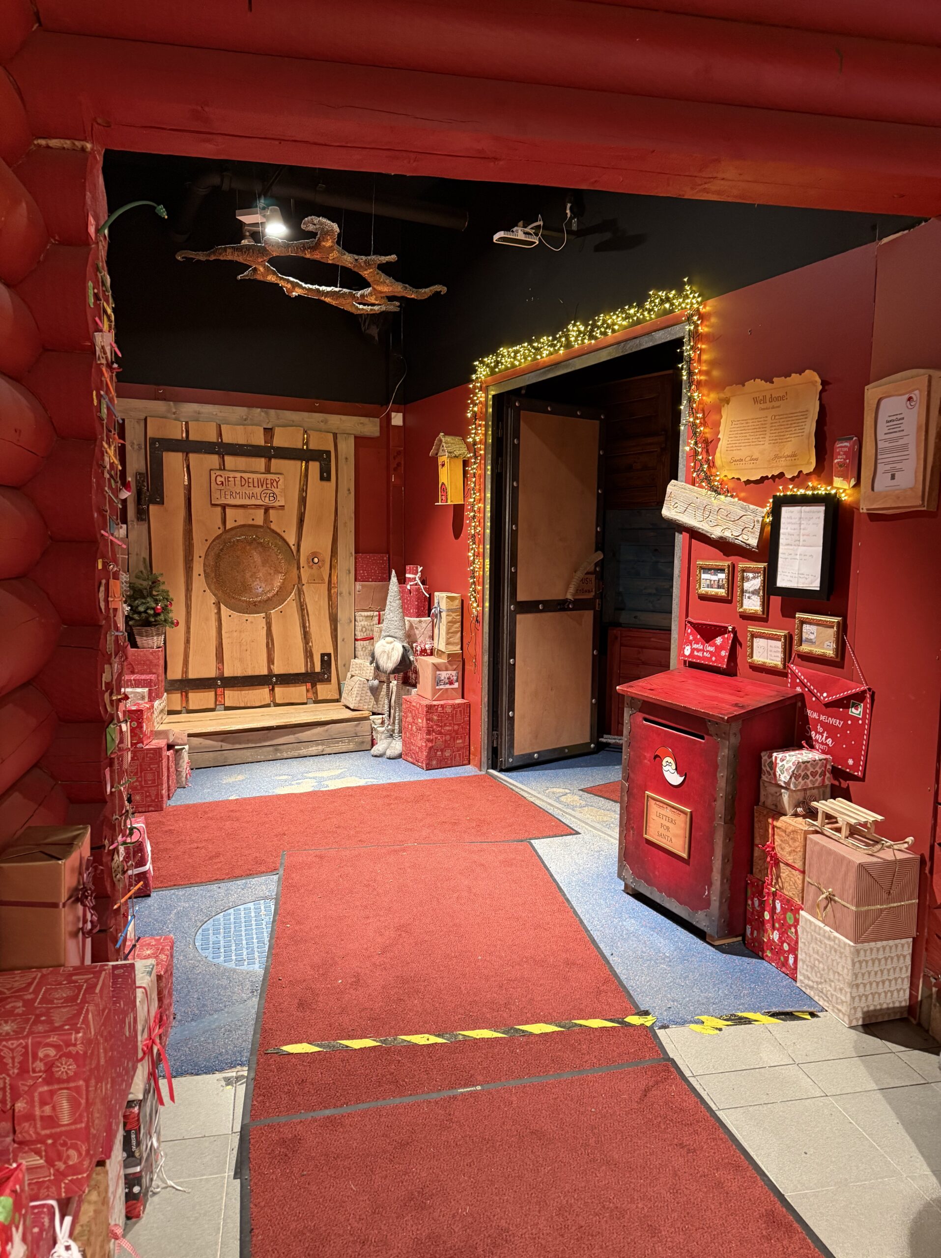 GIFT DELIVERY TERMINAL 7Bと記された重厚な木の扉