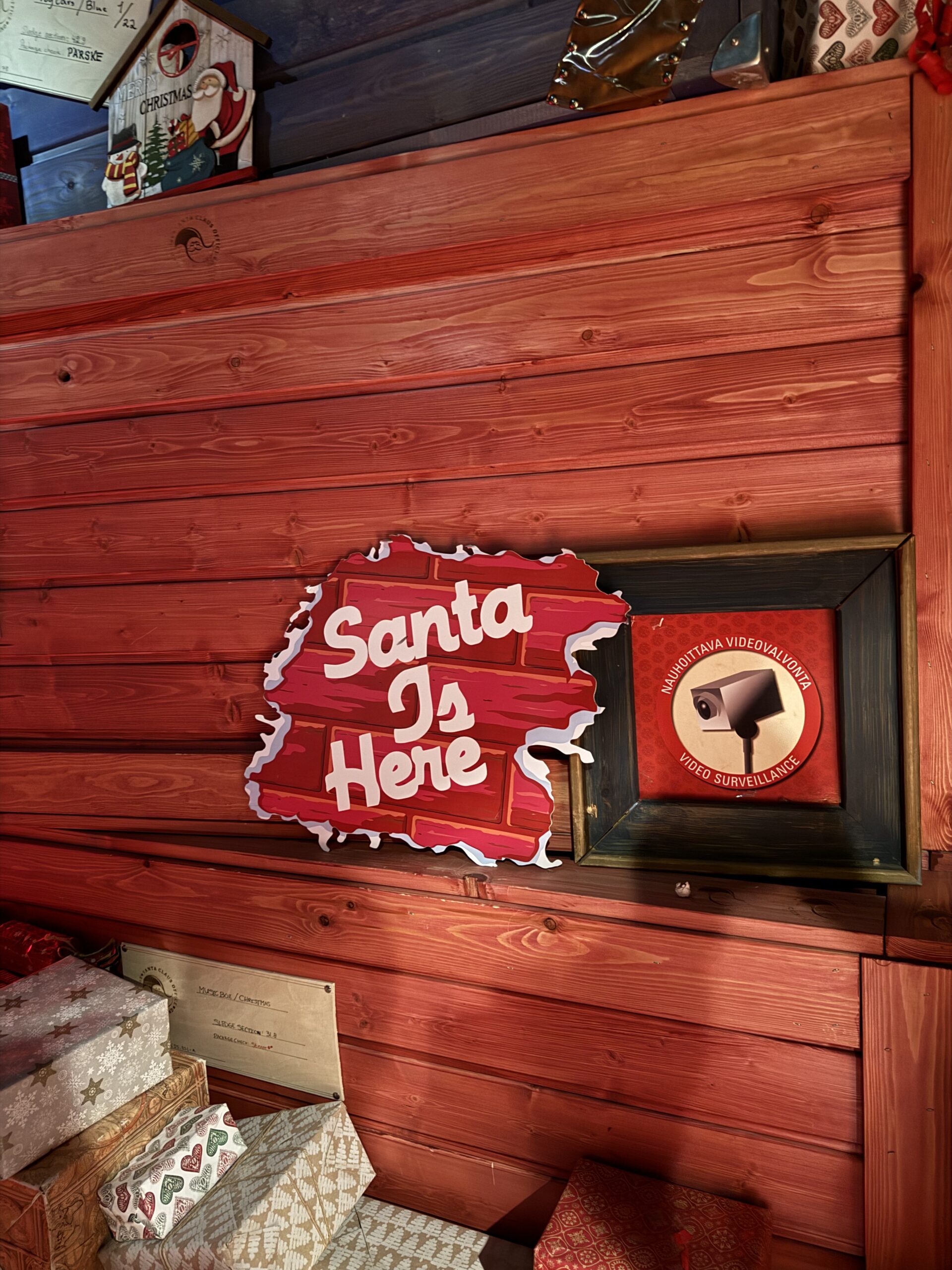 Santa Is Hereのポップなサインボードとビデオ監視の警告