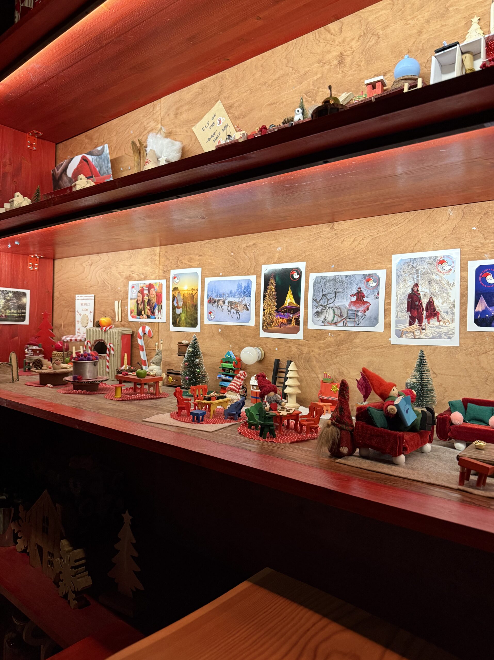 Fantastic decorations in the waiting line of the Santa Claus Office
