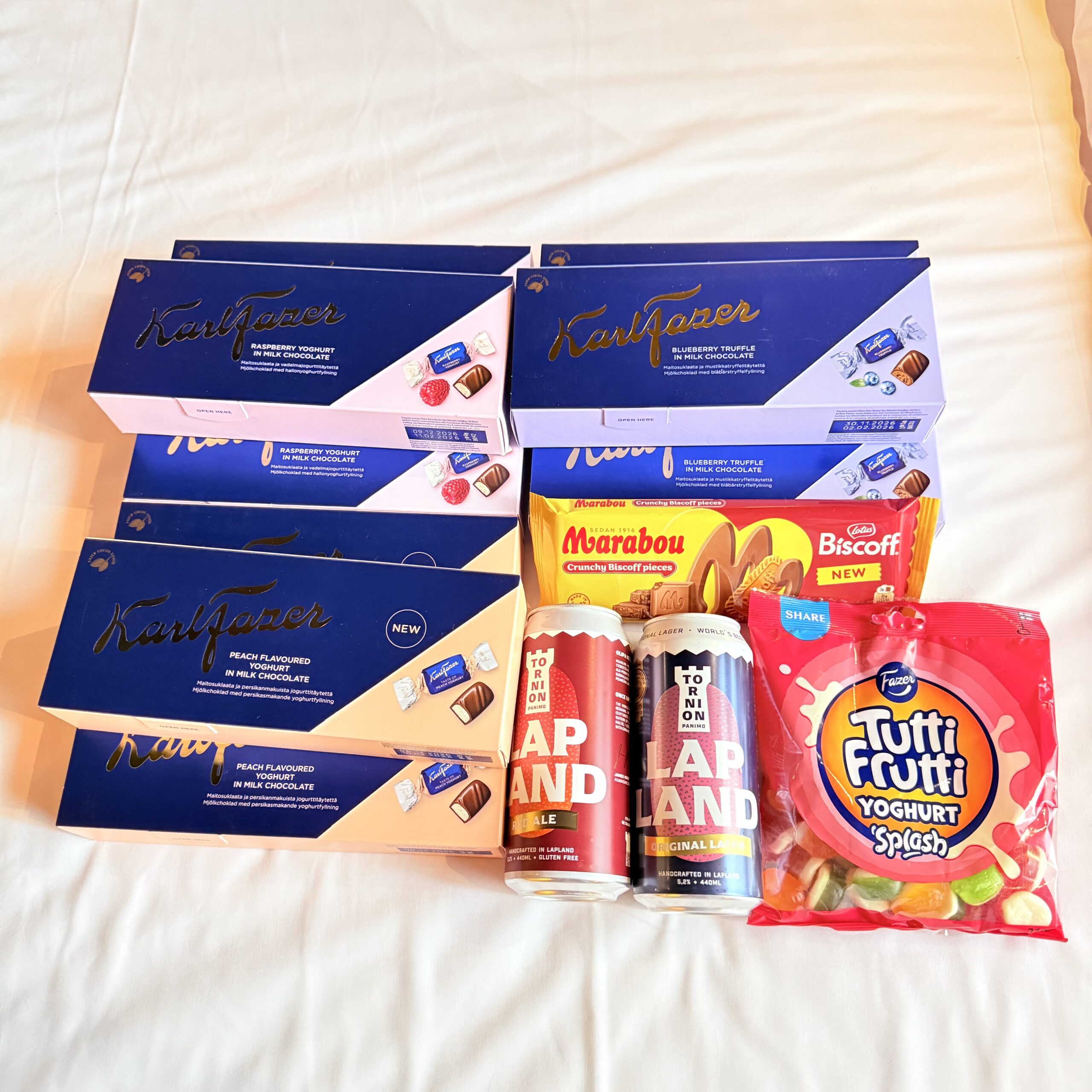 Fazerのブルーの箱とMarabouの板チョコ、LAPLANDのローカルビール