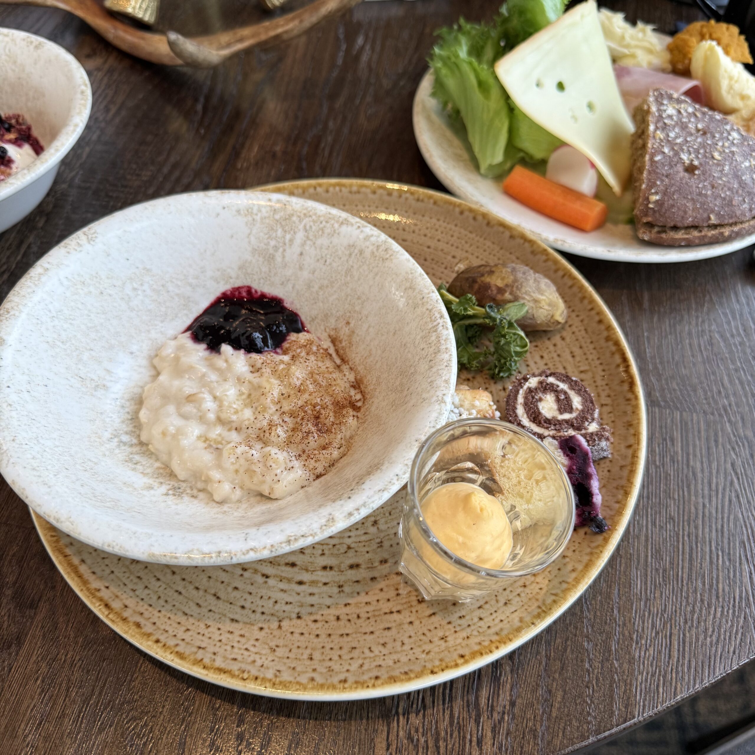 ライ麦パン、野菜サラダ、ヨーグルトなどが美しく盛り付けられた完璧な朝食プレート
