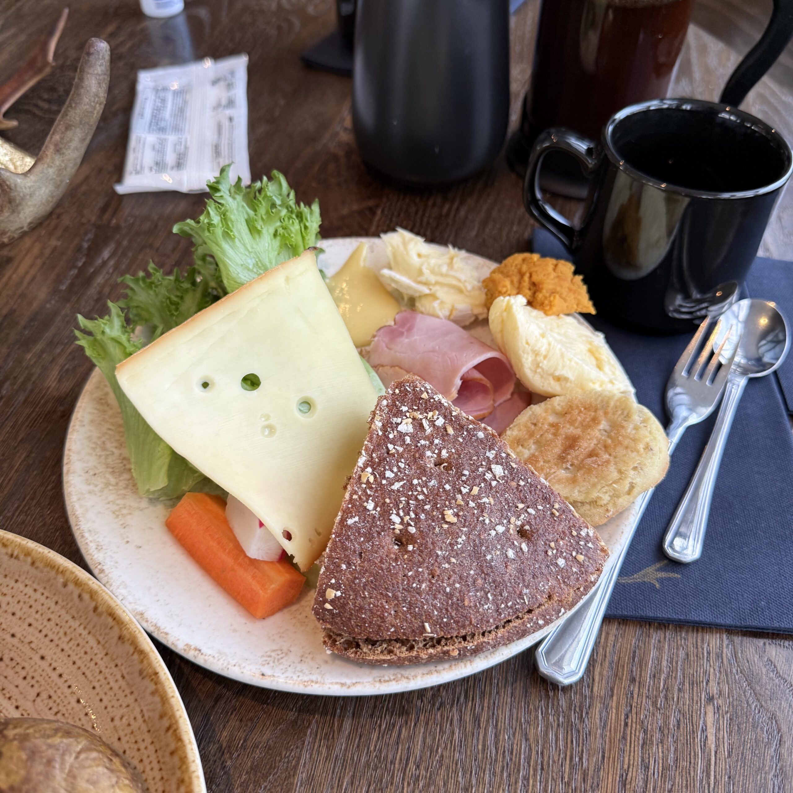 Breakfast plate with rye bread and veggies.