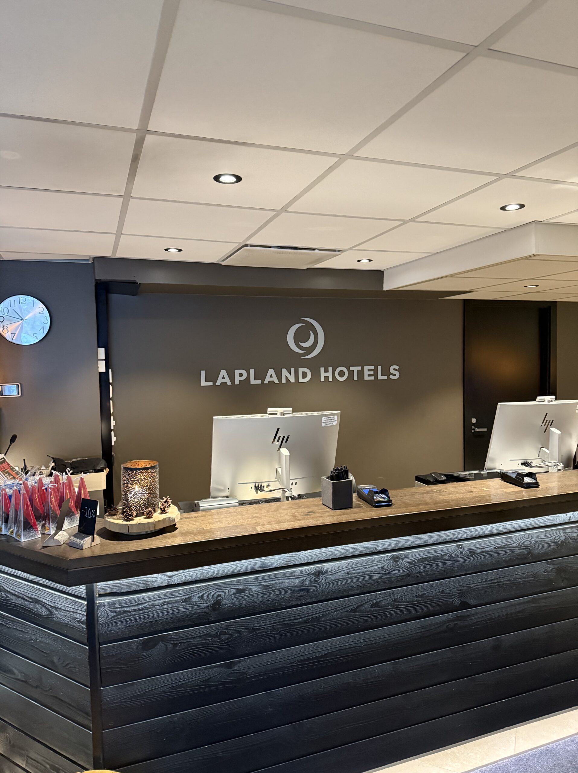Lapland Hotelsのフロントカウンター