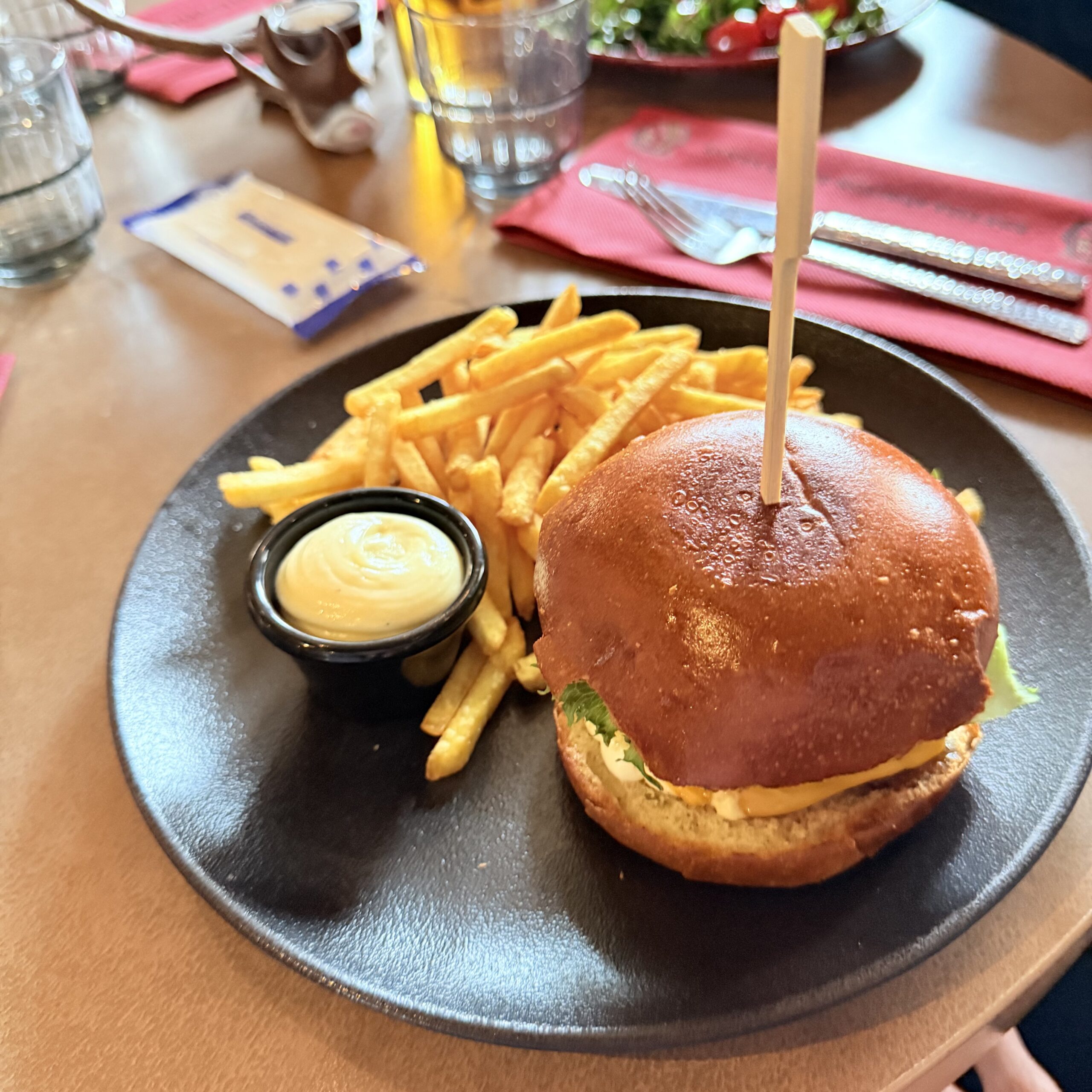 こんがり焼けたバンズのハンバーガーと山盛りポテト
