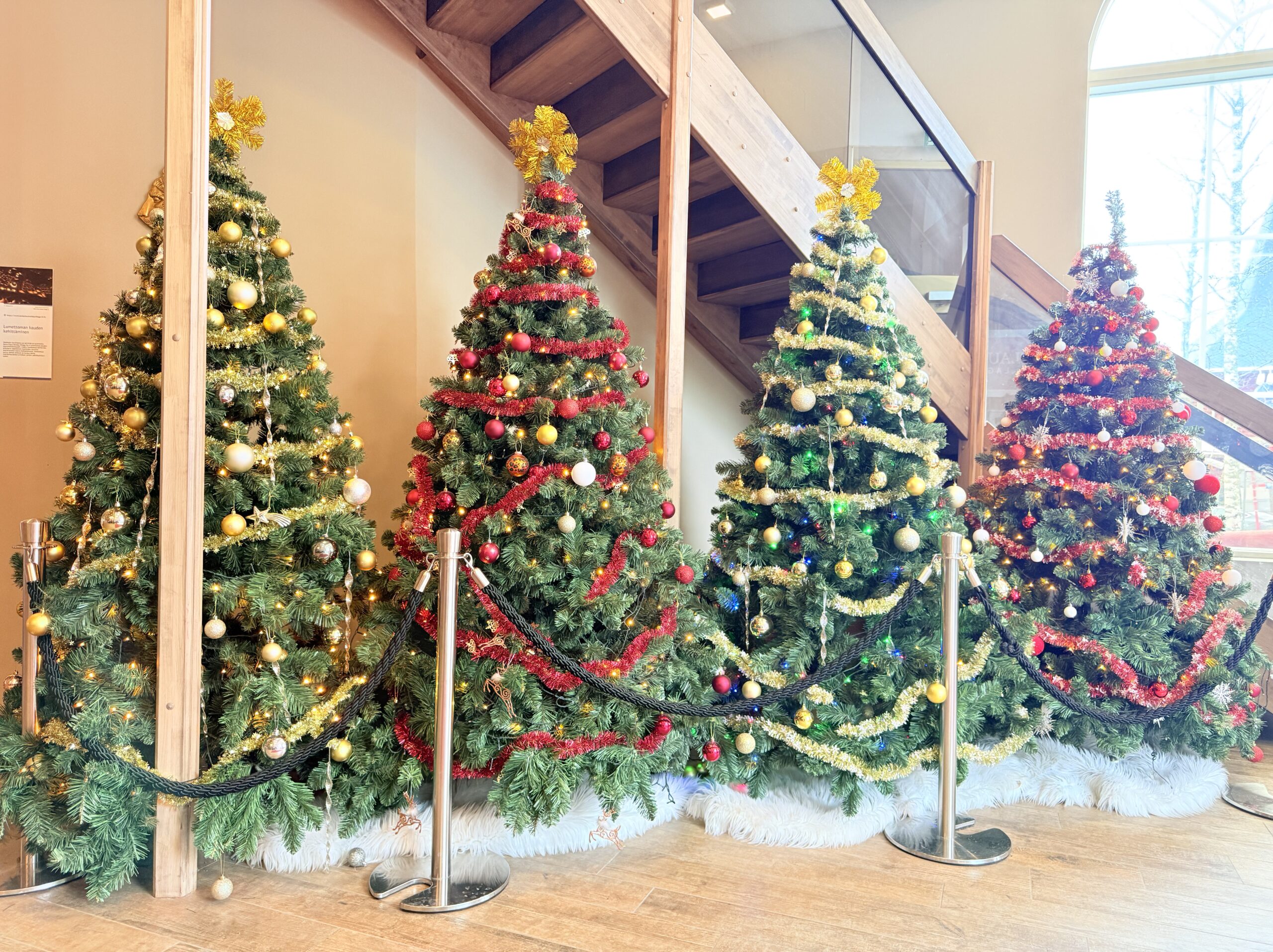 天井から逆さまに吊るされたクリスマスツリー