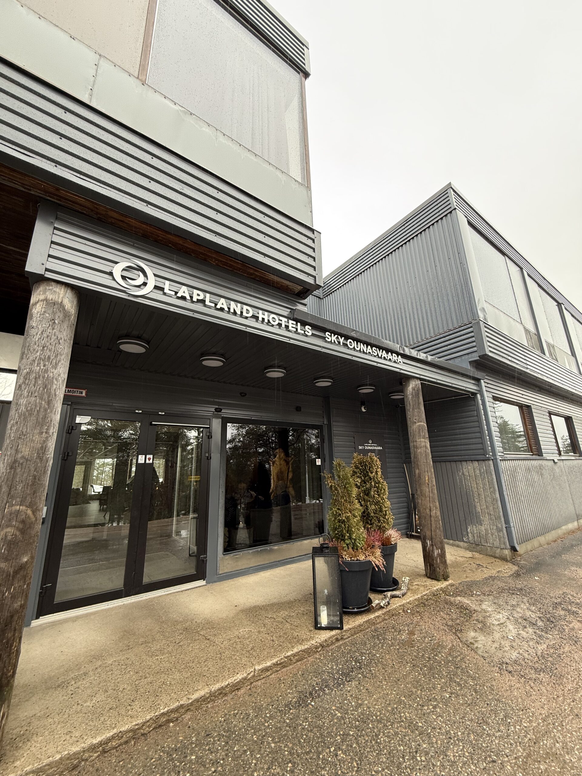 Lapland Hotels Sky Ounasvaaraのエントランスのシックな外観