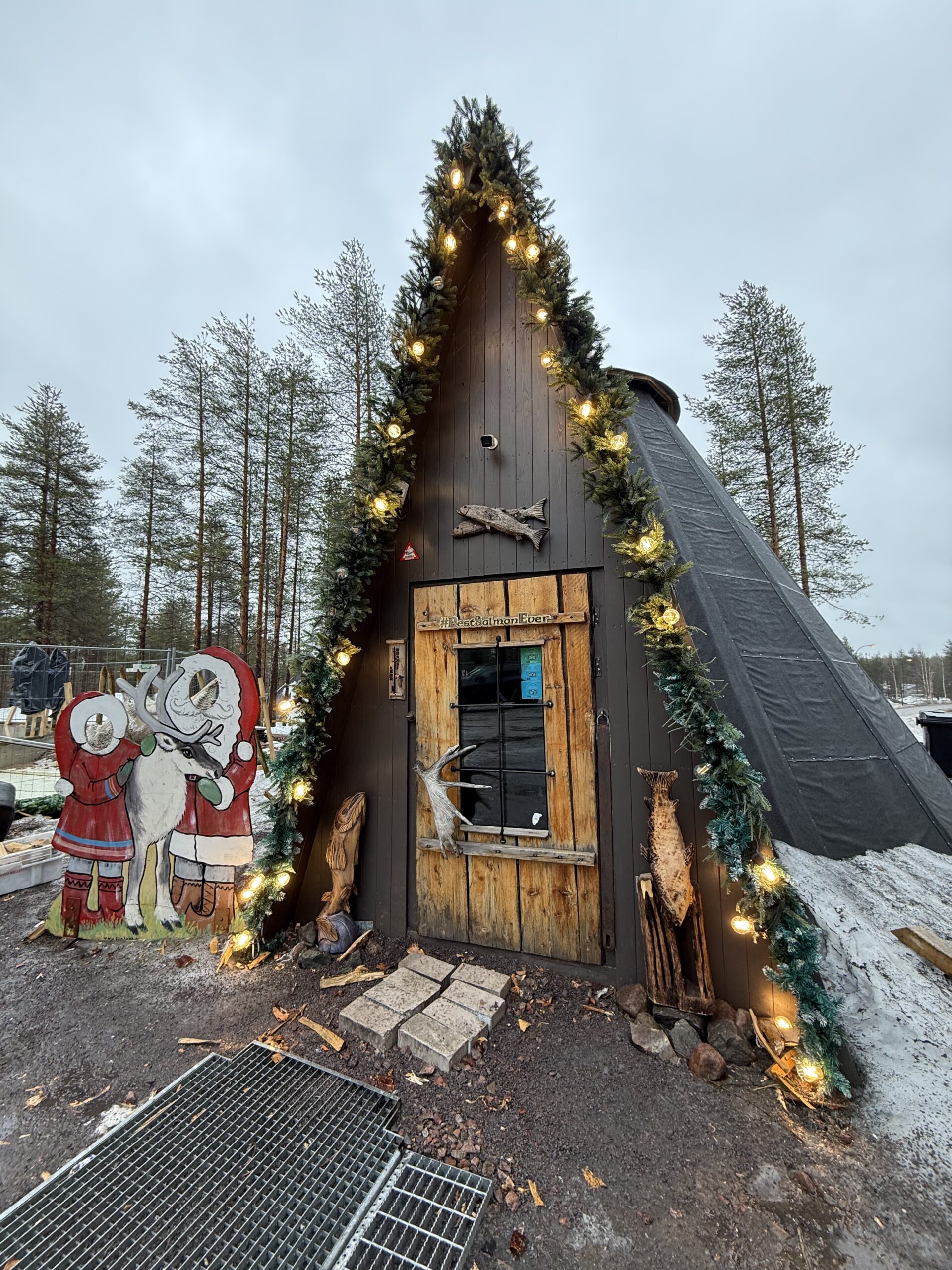 雪のサンタクロース村に佇むSanta's Salmon Placeの外観