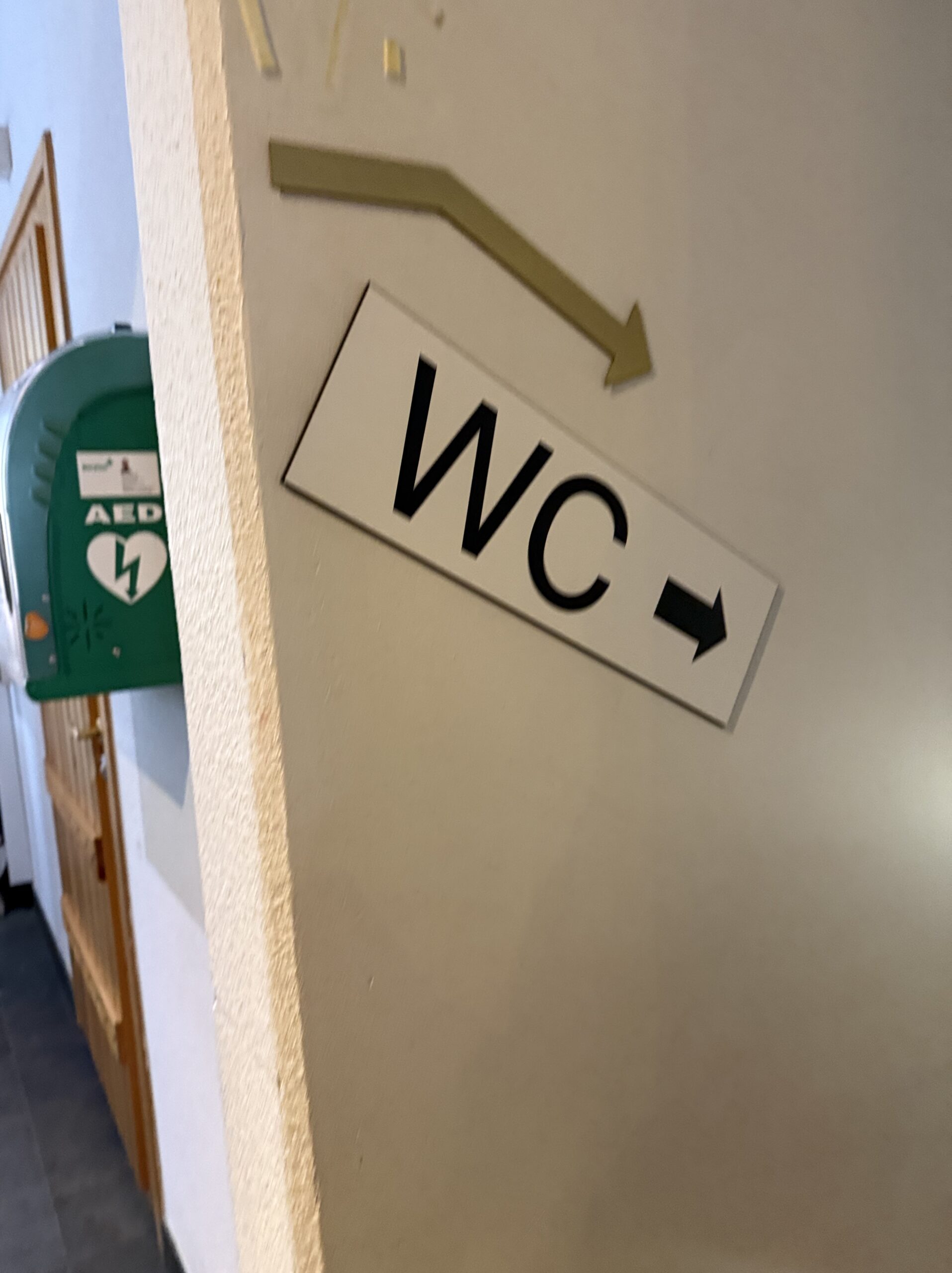 サンタクロースオフィス入り口横のWCサイン