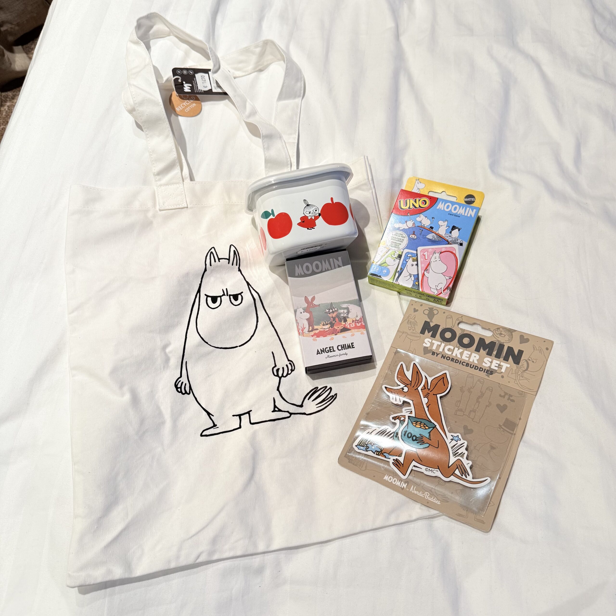 Tiinuskaで買い集めたムーミンのコットントートバッグや雑貨たち。